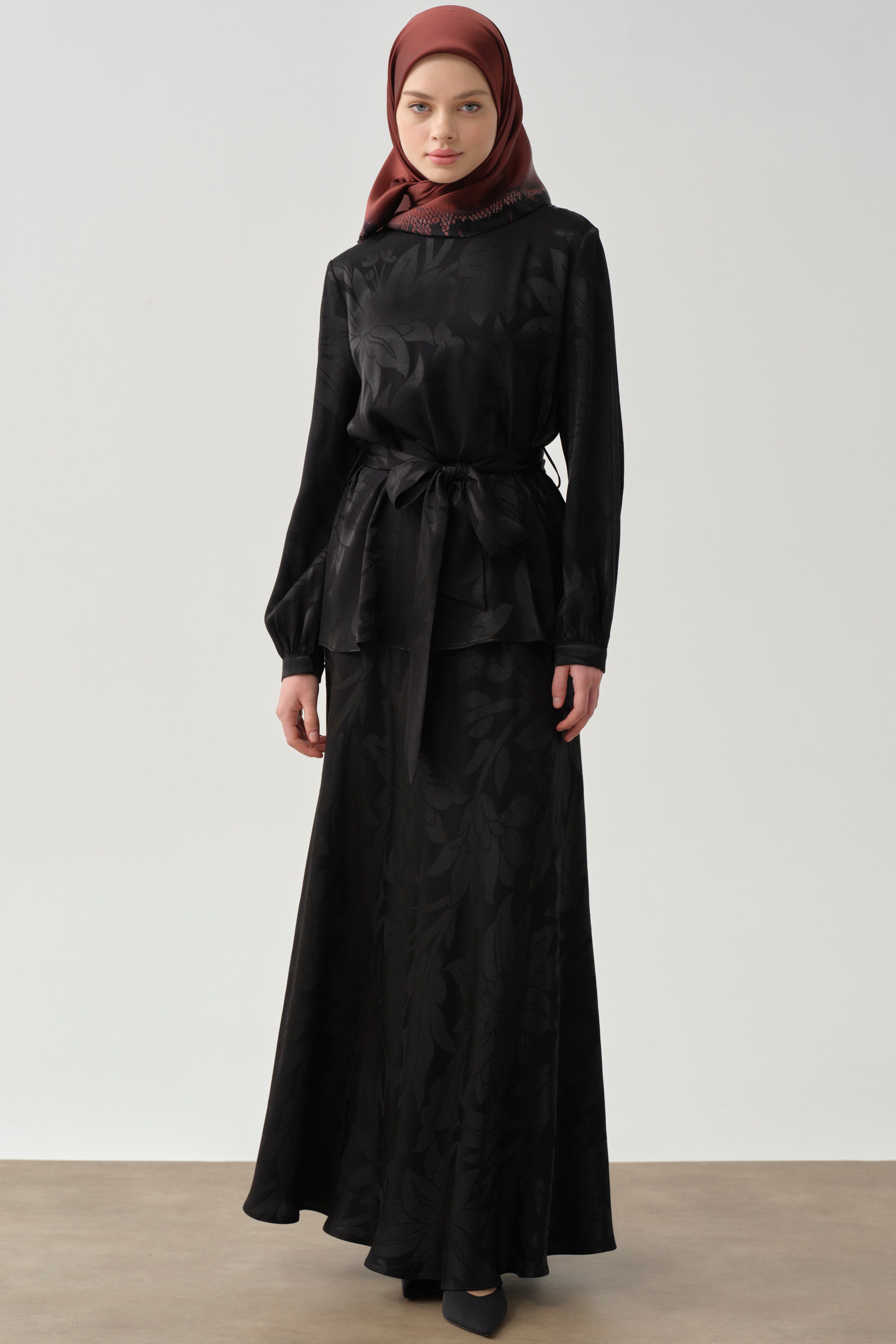 Beli Kuşaklı Desenli Bluz Etek Takım - Siyah TUGBA