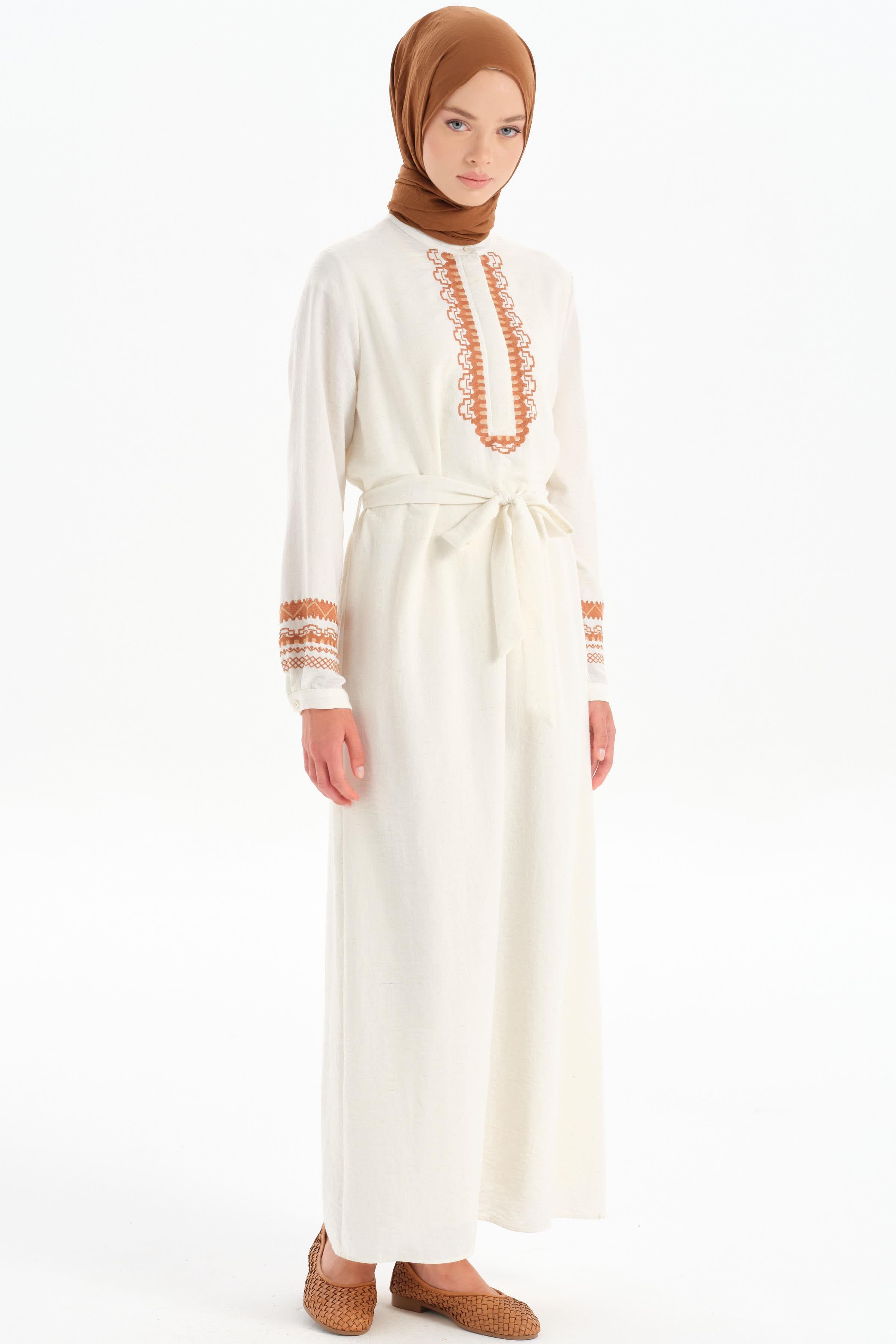 Beli Kuşaklı Nakış Detaylı Elbise - Ekru TUGBA