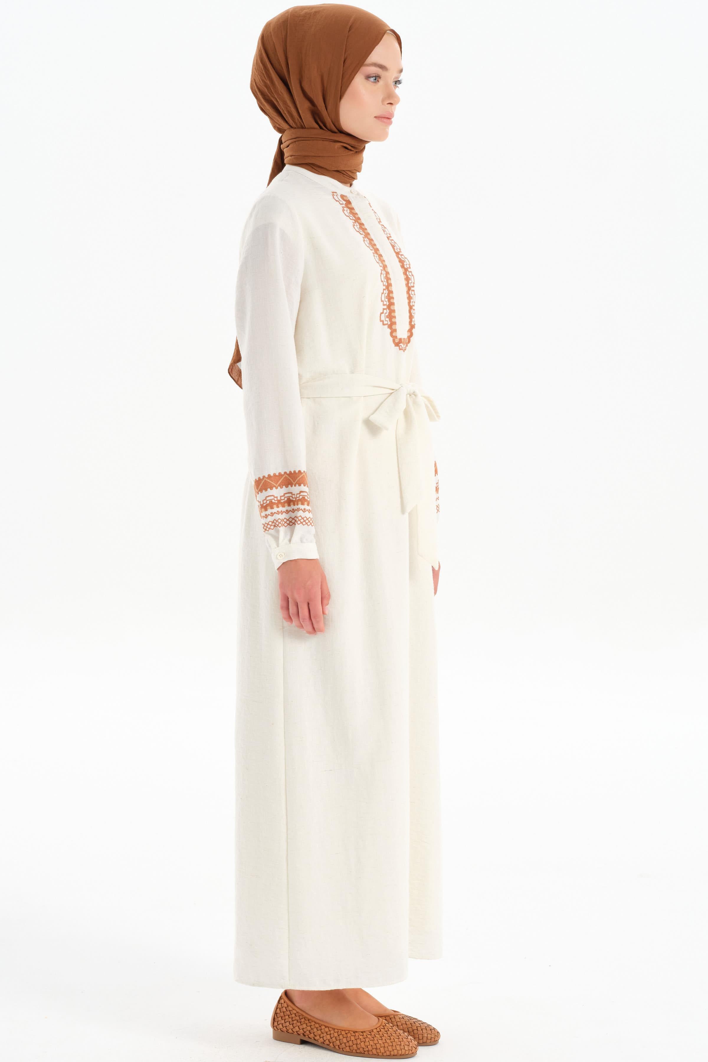 Beli Kuşaklı Nakış Detaylı Elbise - Ekru TUGBA