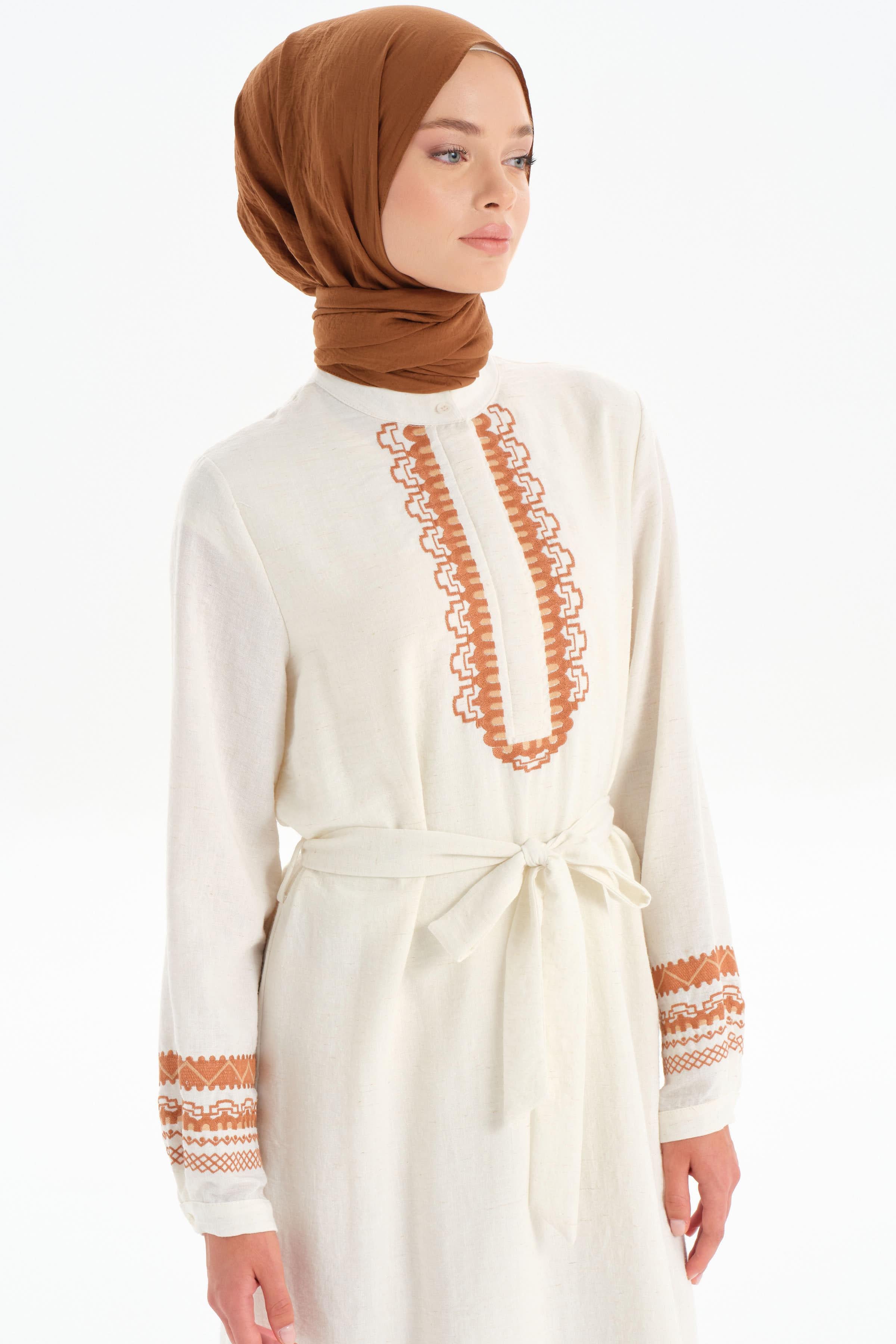 Beli Kuşaklı Nakış Detaylı Elbise - Ekru TUGBA