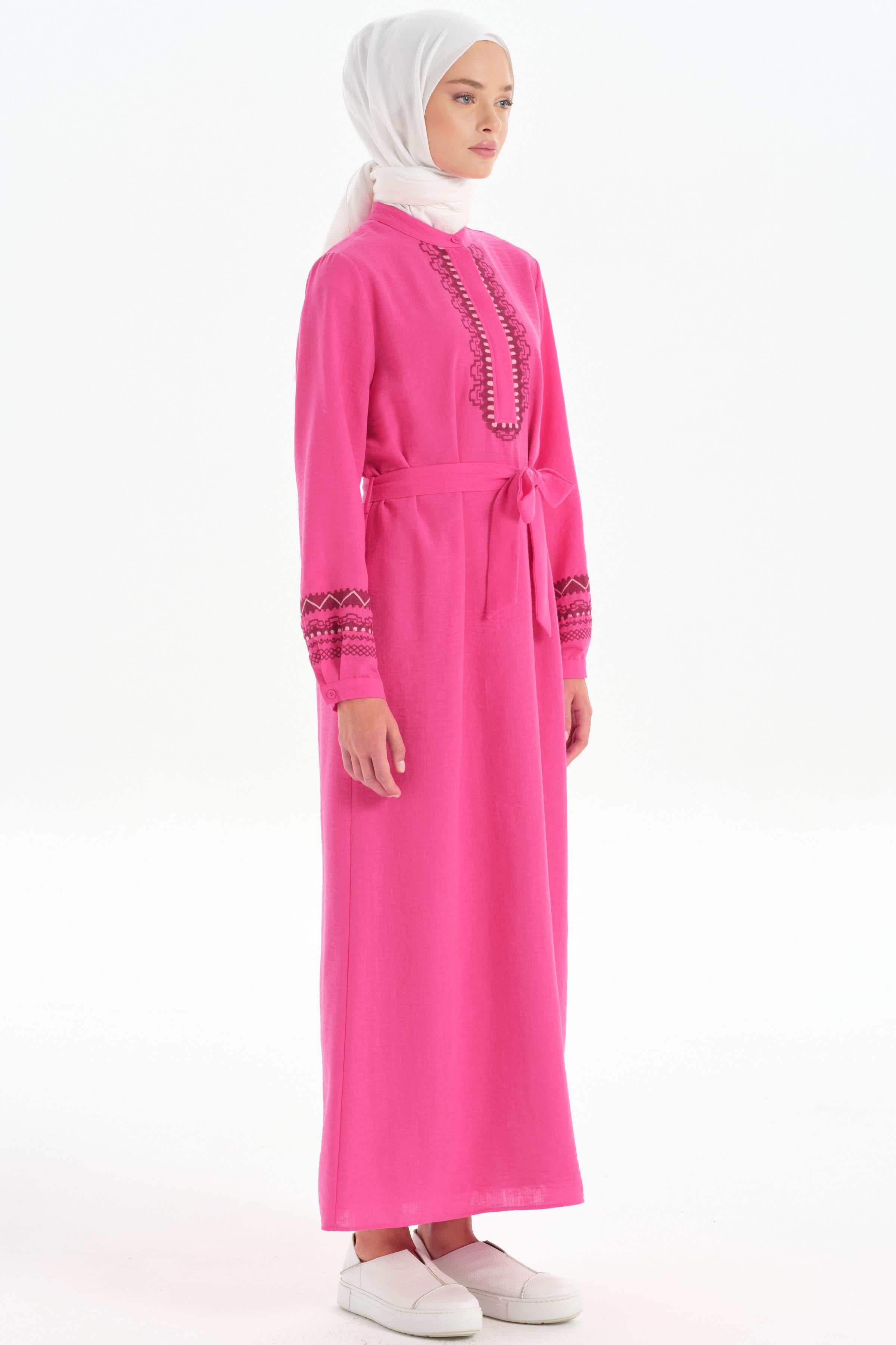 Beli Kuşaklı Nakış Detaylı Elbise - Fuşya TUGBA