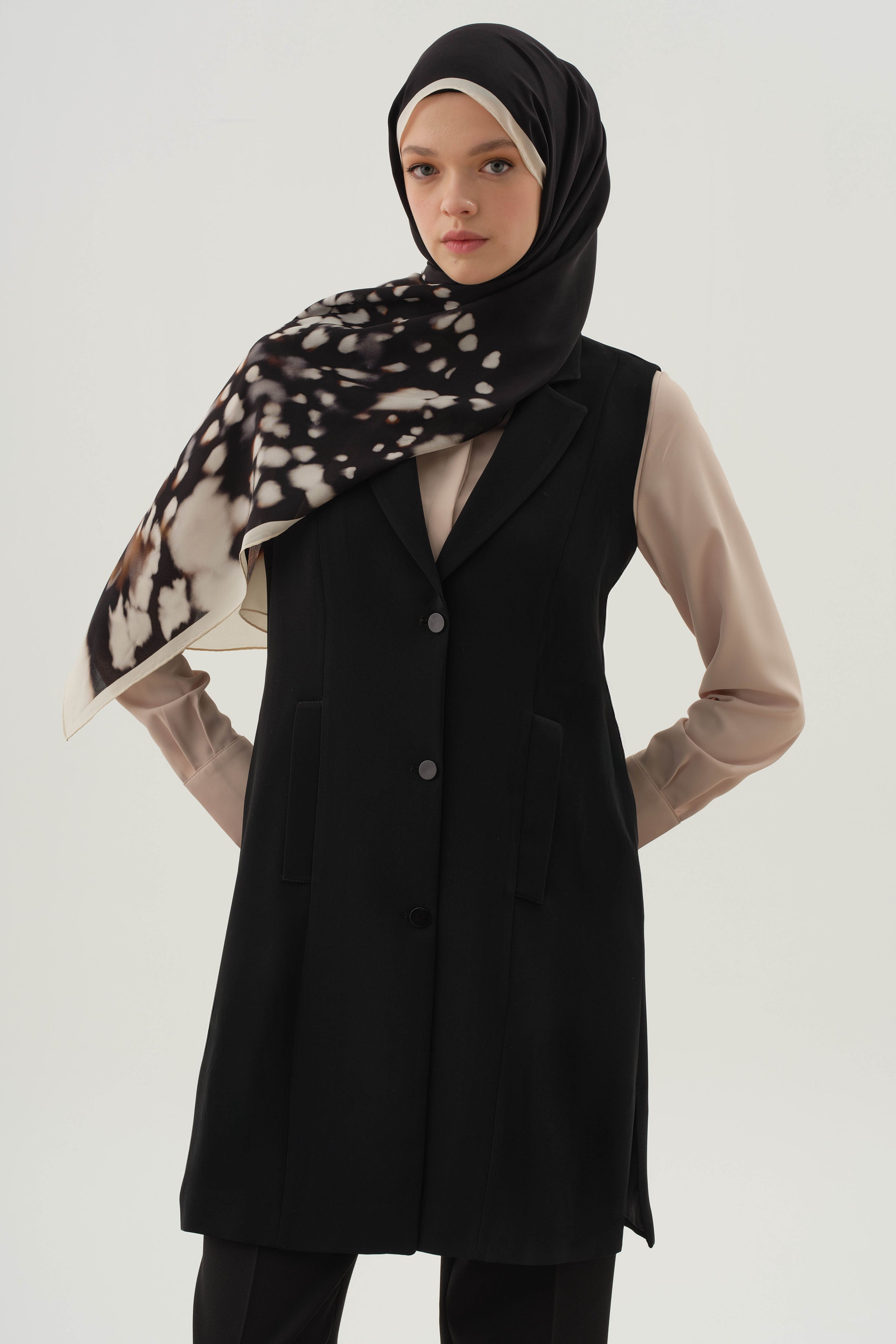 Blazer Yaka Yırtmaçlı Yelek - Siyah TUGBA