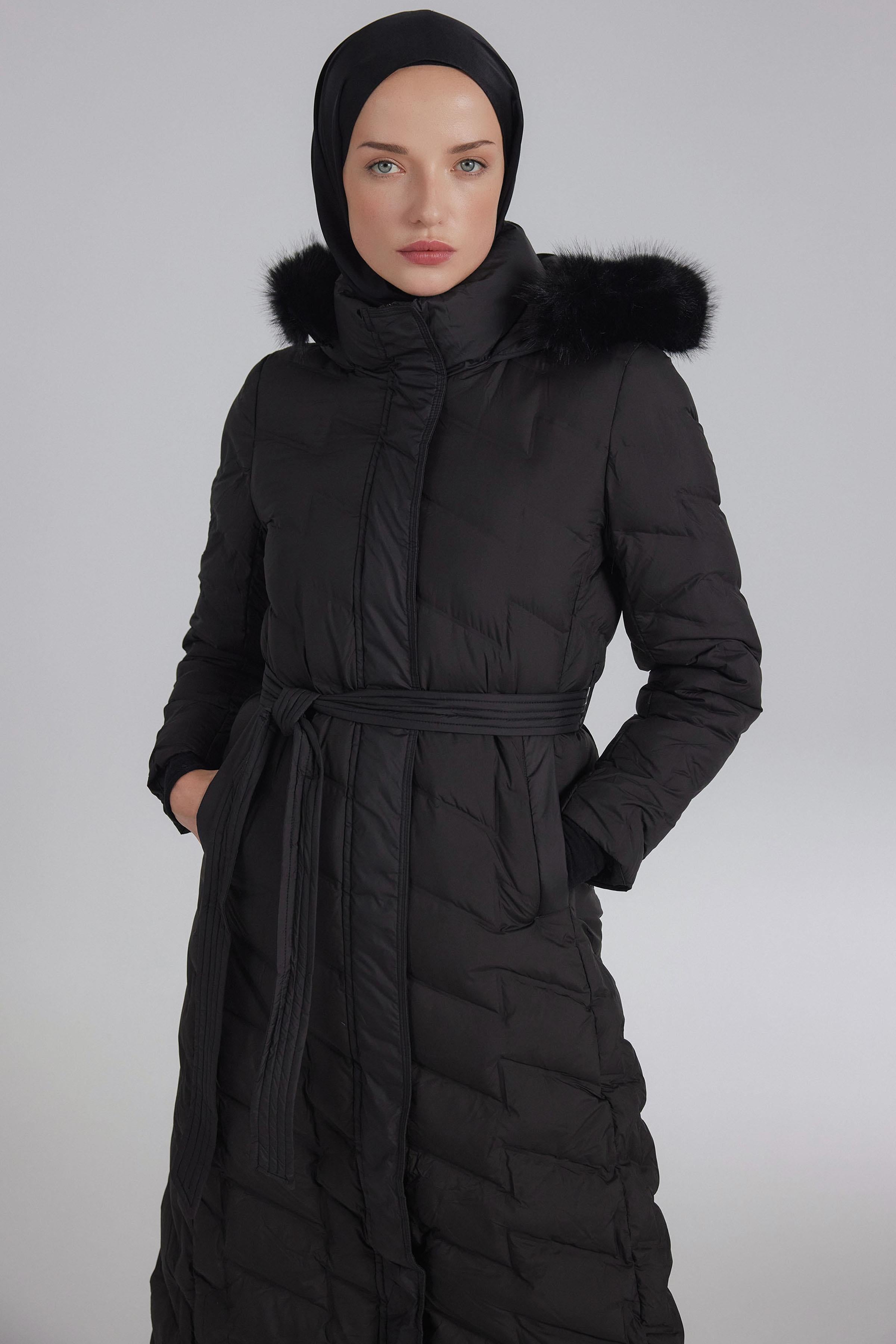 Blok Desenli Kaz Tüyü Kaban - Siyah TUGBA