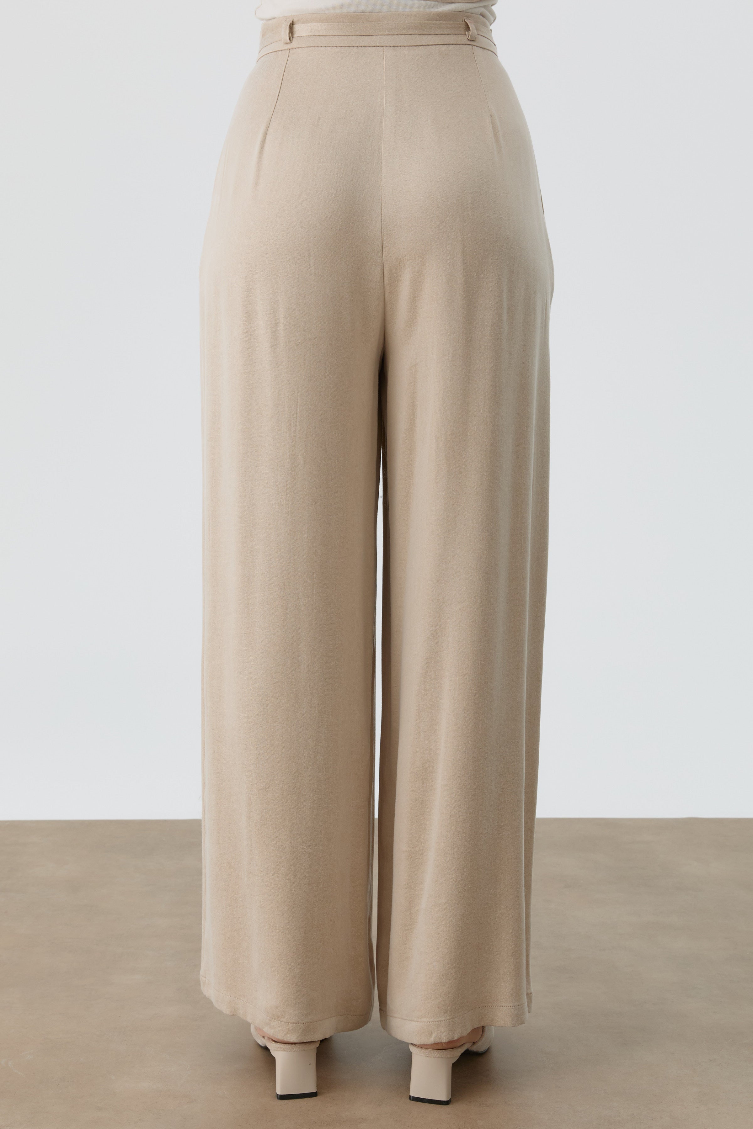 Bol Paça Beli Kemerli Pantolon - Bej TUGBA