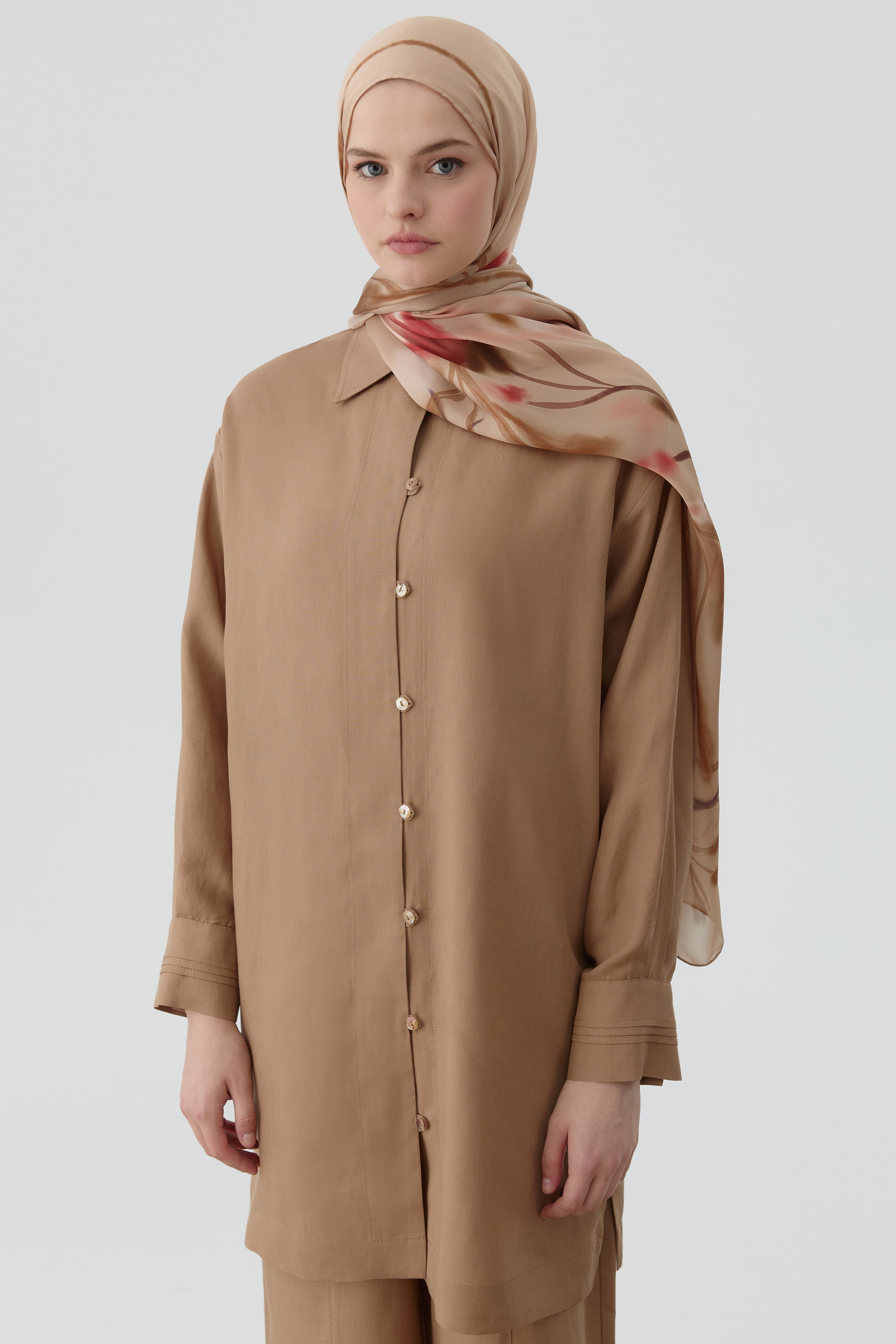 Brit Düğmeli Yırtmaçlı Tunik - Vizon TUGBA