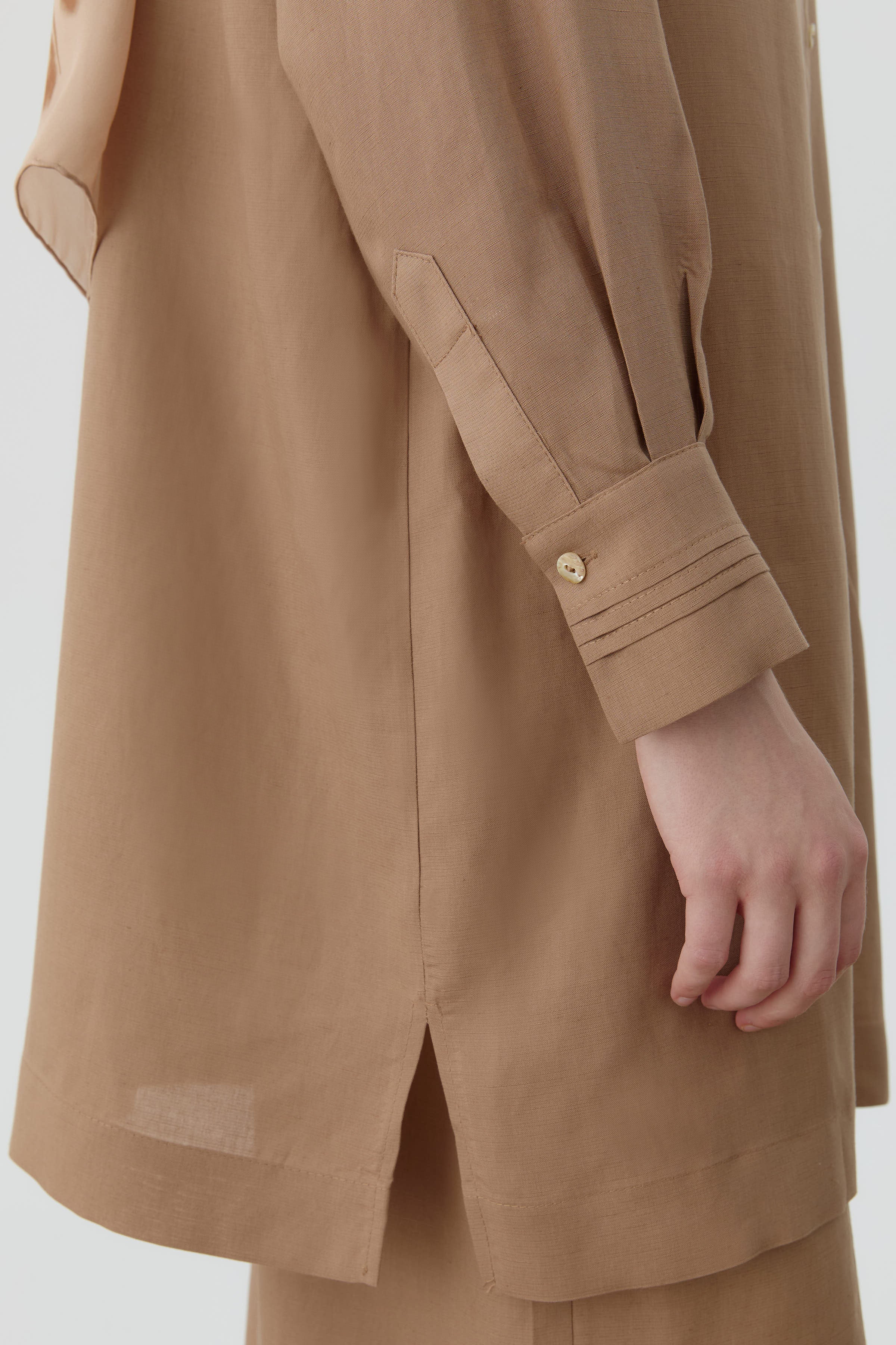 Brit Düğmeli Yırtmaçlı Tunik - Vizon TUGBA