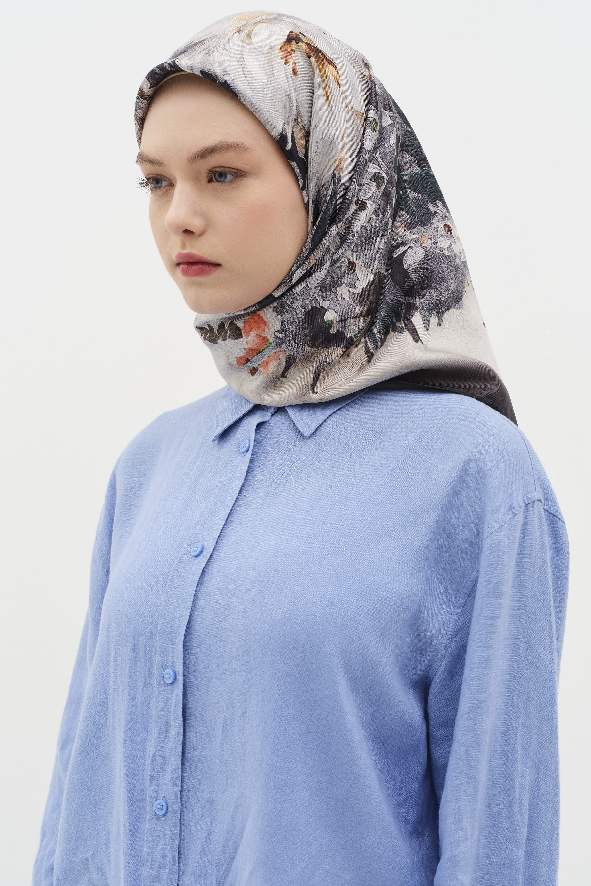 Buket Desenli Twill İpek Eşarp - Antrasit TUGBA