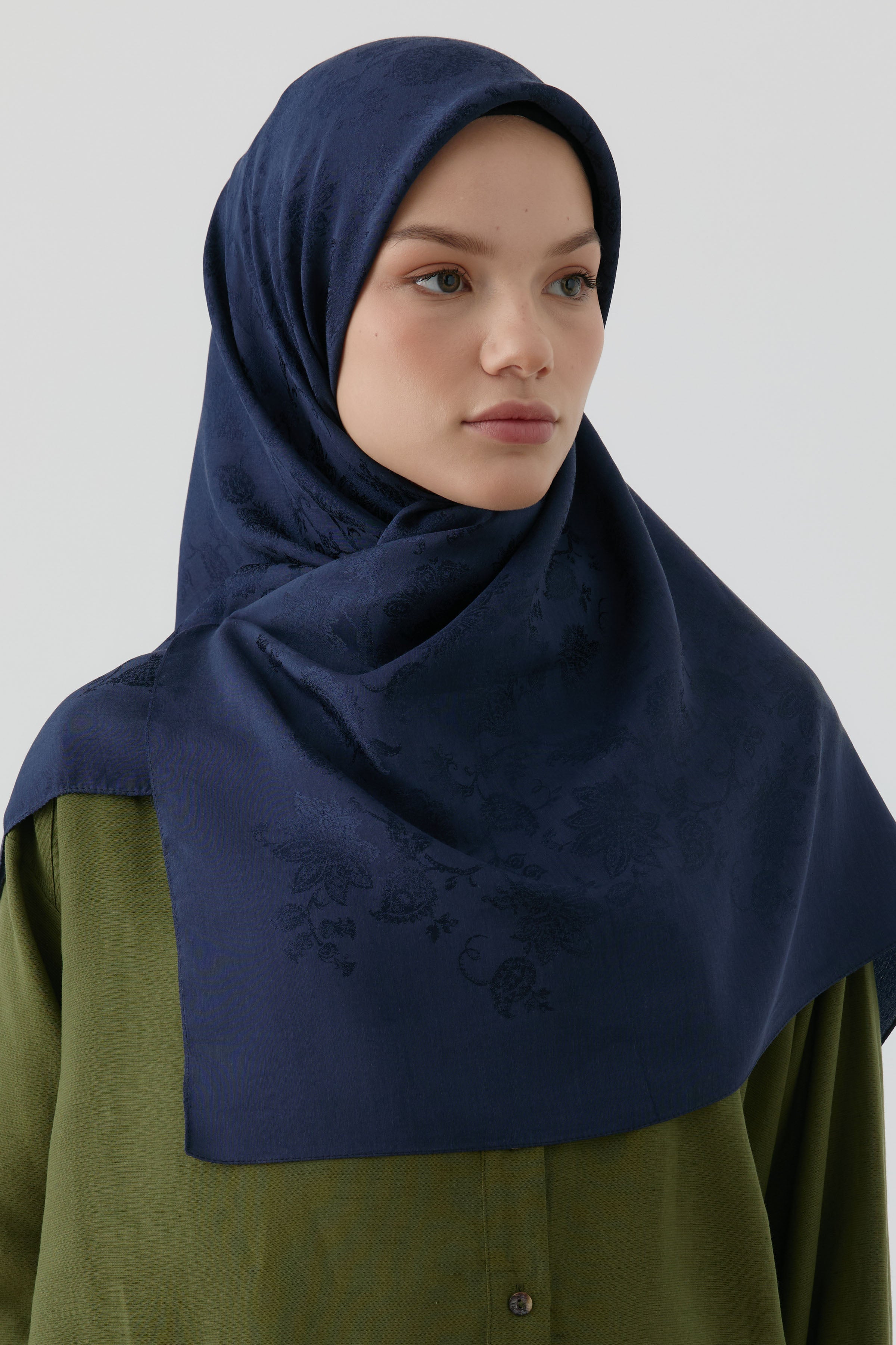 Nevgül Jakar Naturel Eşarp - Lacivert TUGBA