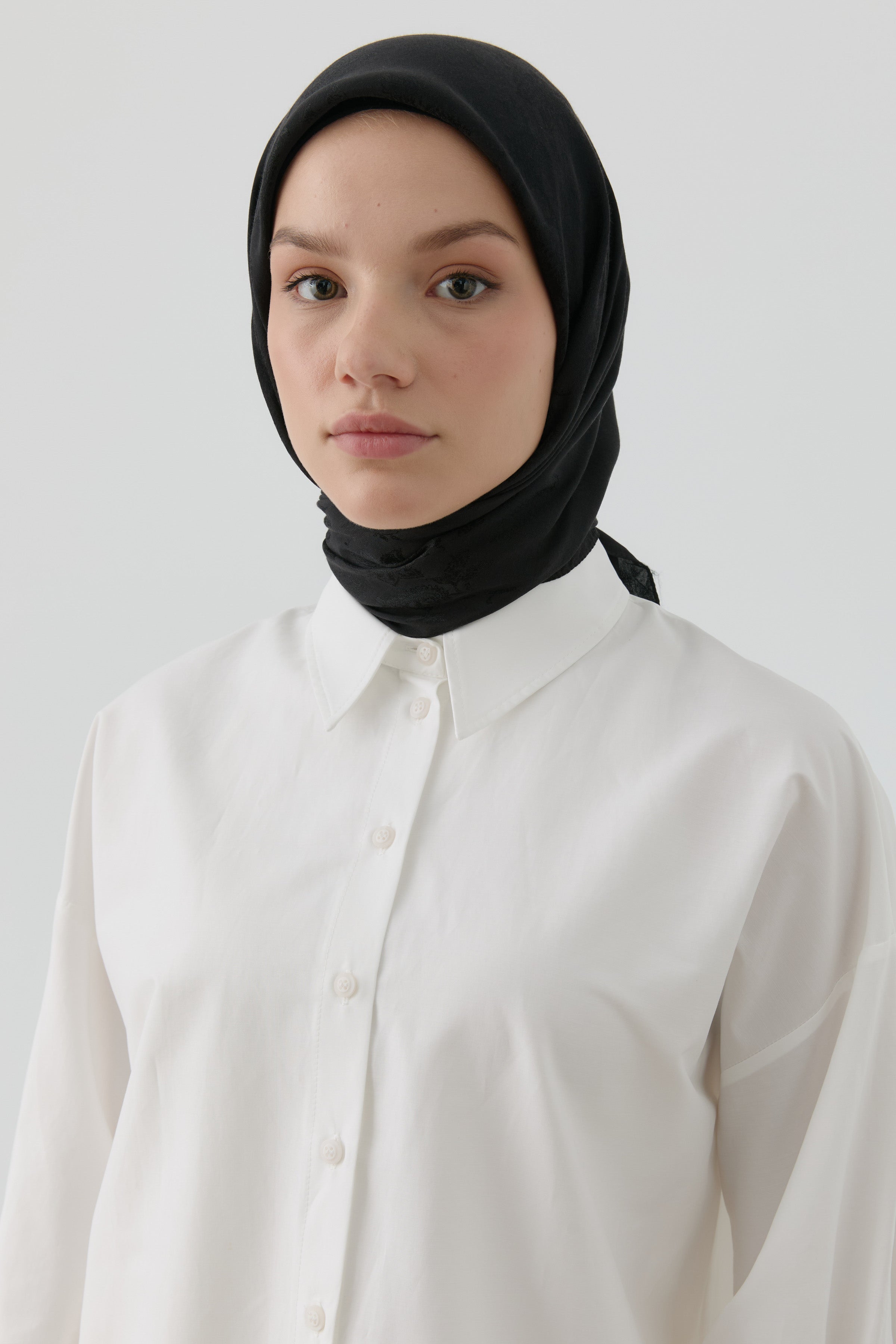 Nevgül Jakar Naturel Eşarp - Siyah TUGBA