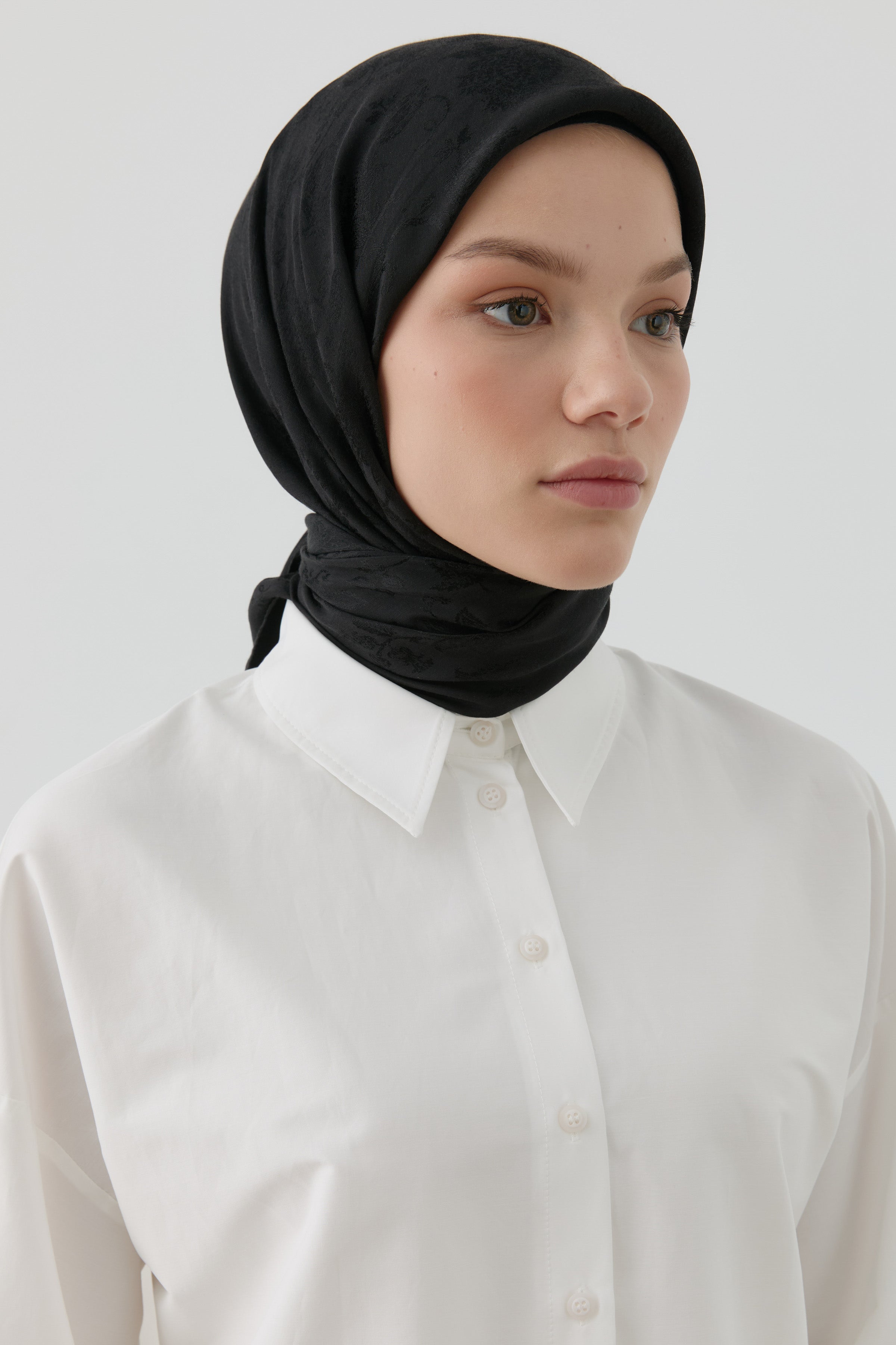 Nevgül Jakar Naturel Eşarp - Siyah TUGBA