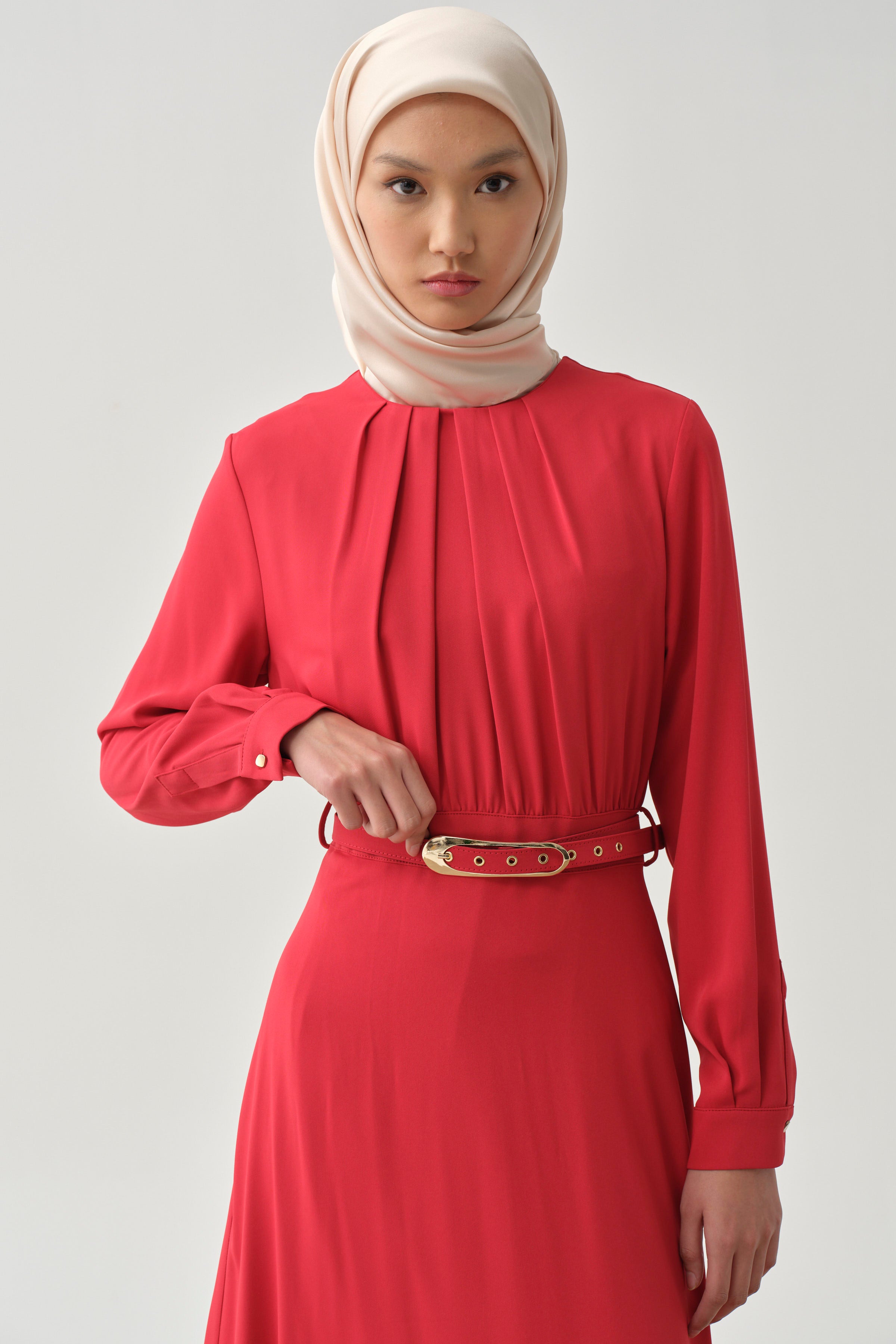 Büzgü Detaylı Kemerli Elbise - Kırmızı TUGBA