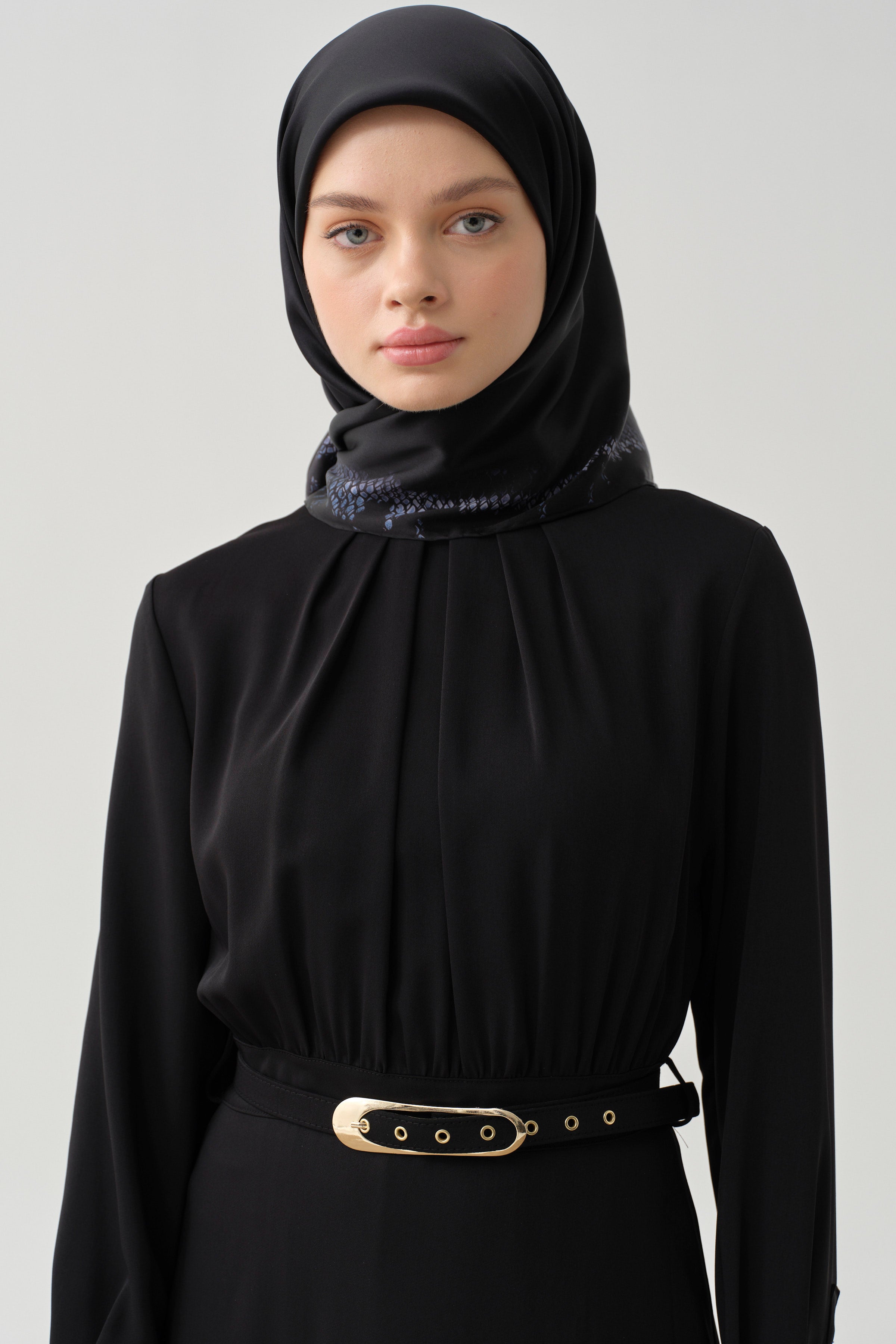 Büzgü Detaylı Kemerli Elbise - Siyah TUGBA