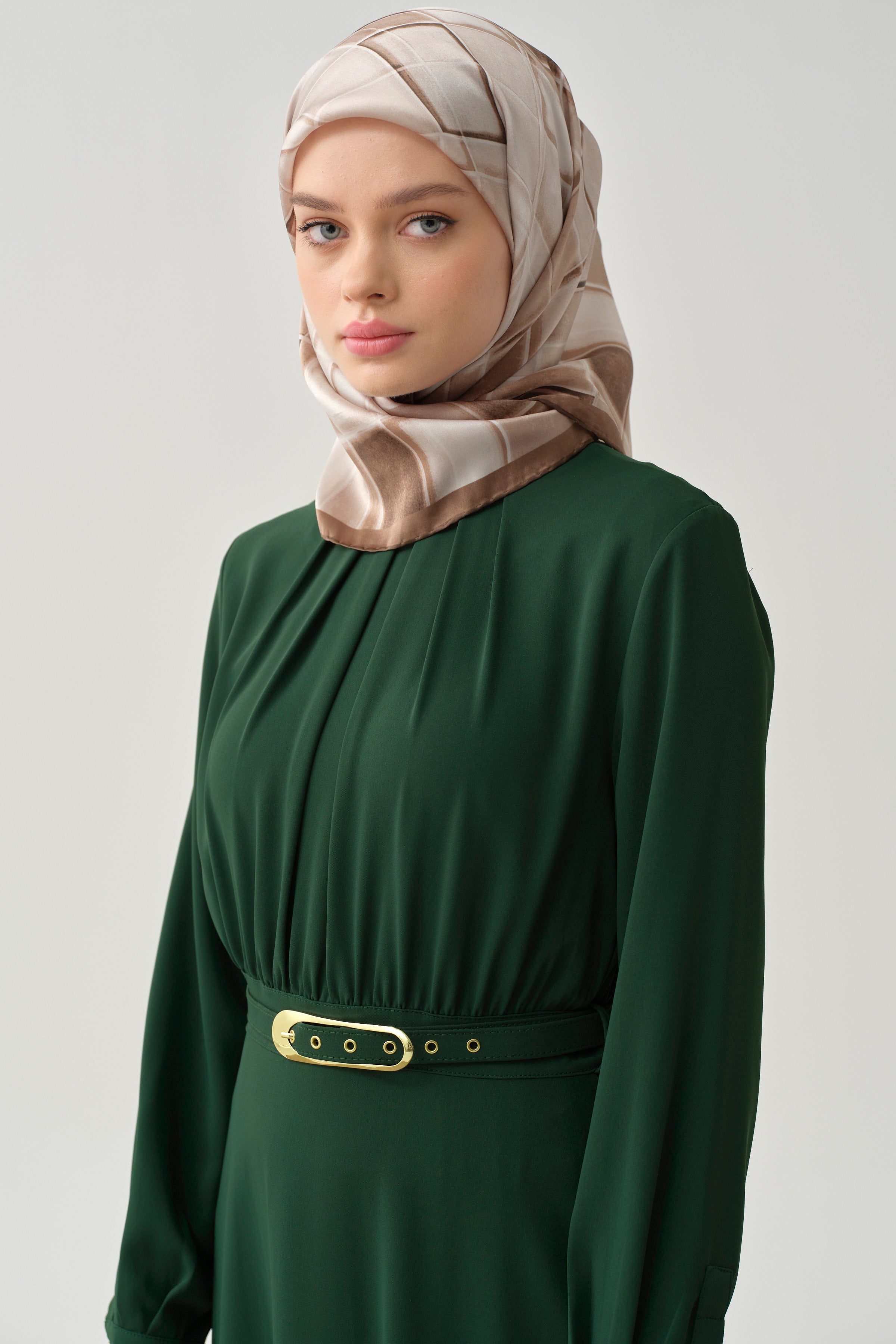 Büzgü Detaylı Kemerli Elbise - Zümrüt TUGBA