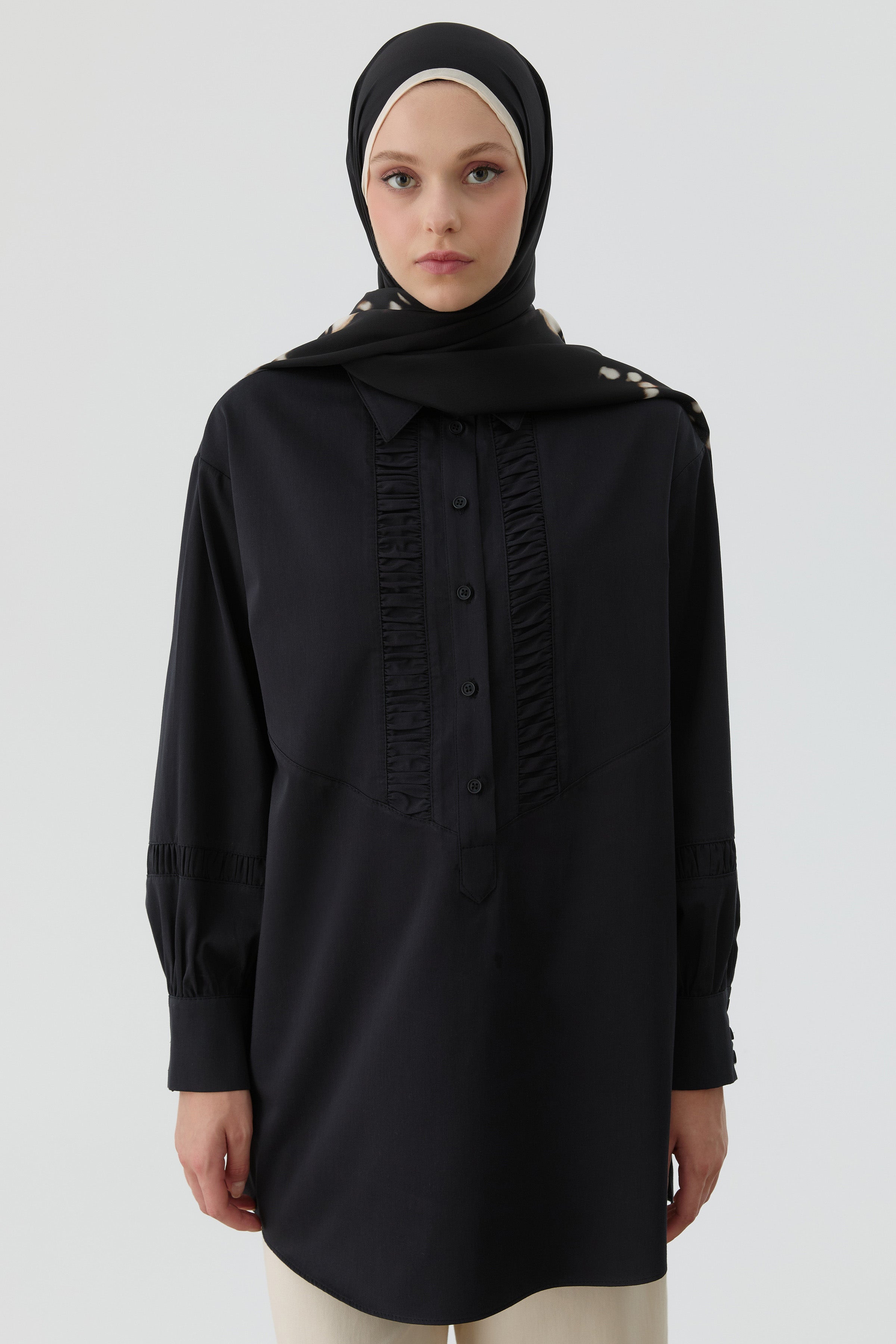 Büzgü Kesik Detaylı Tunik - Siyah TUGBA