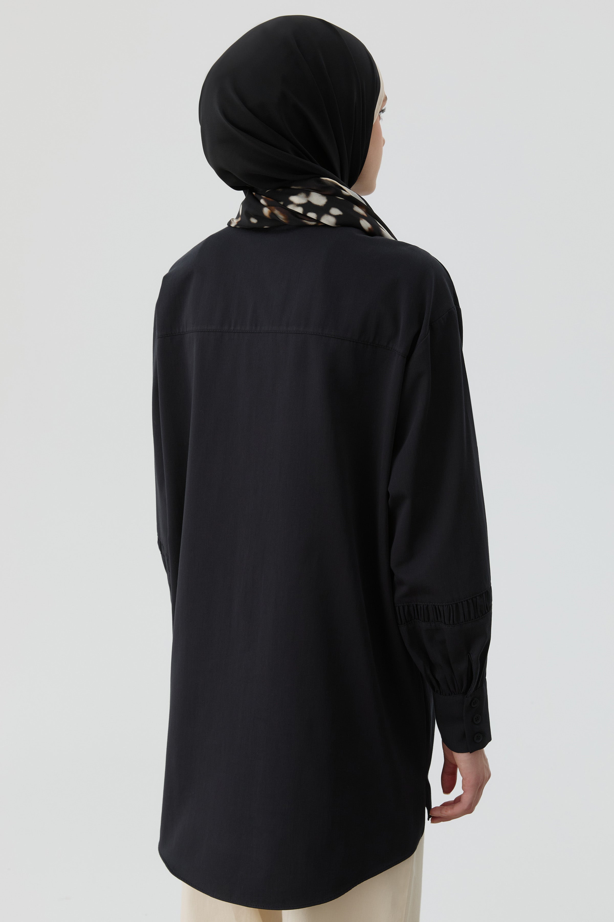 Büzgü Kesik Detaylı Tunik - Siyah TUGBA
