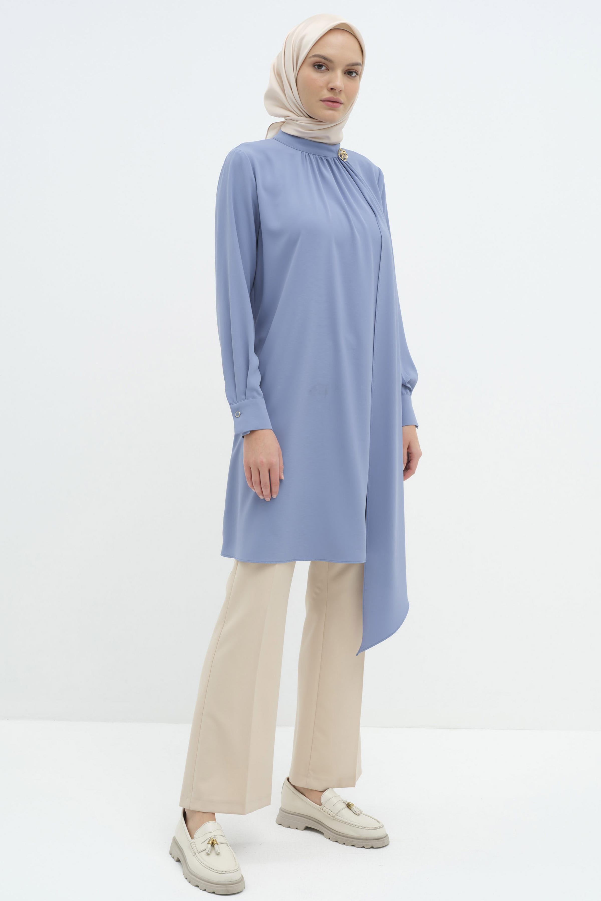 Büzgülü Broş Detaylı Asimetrik Tunik - Mavi TUGBA