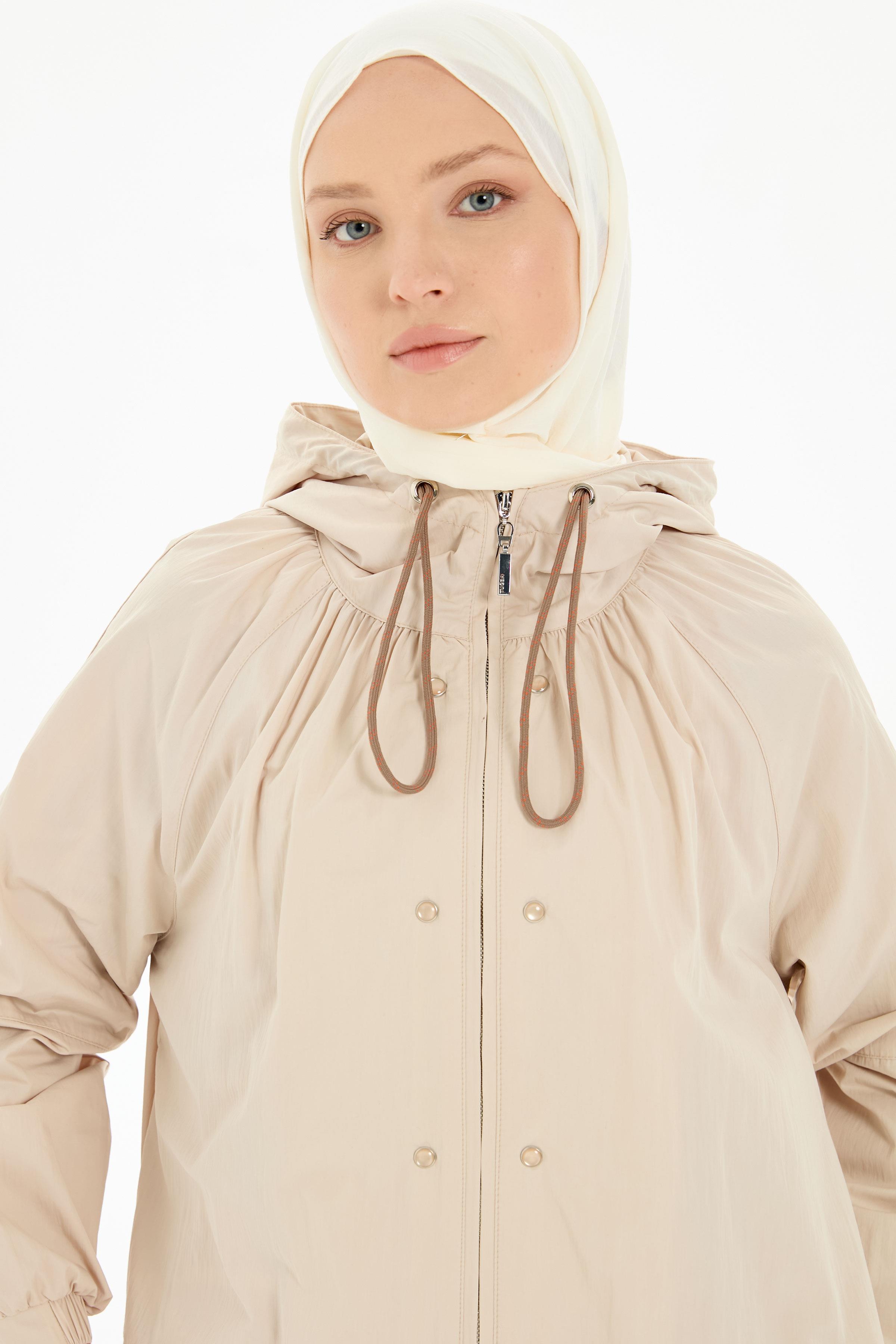 Büzgülü Fermuar Kapamalı Yağmurluk - Bej TUGBA