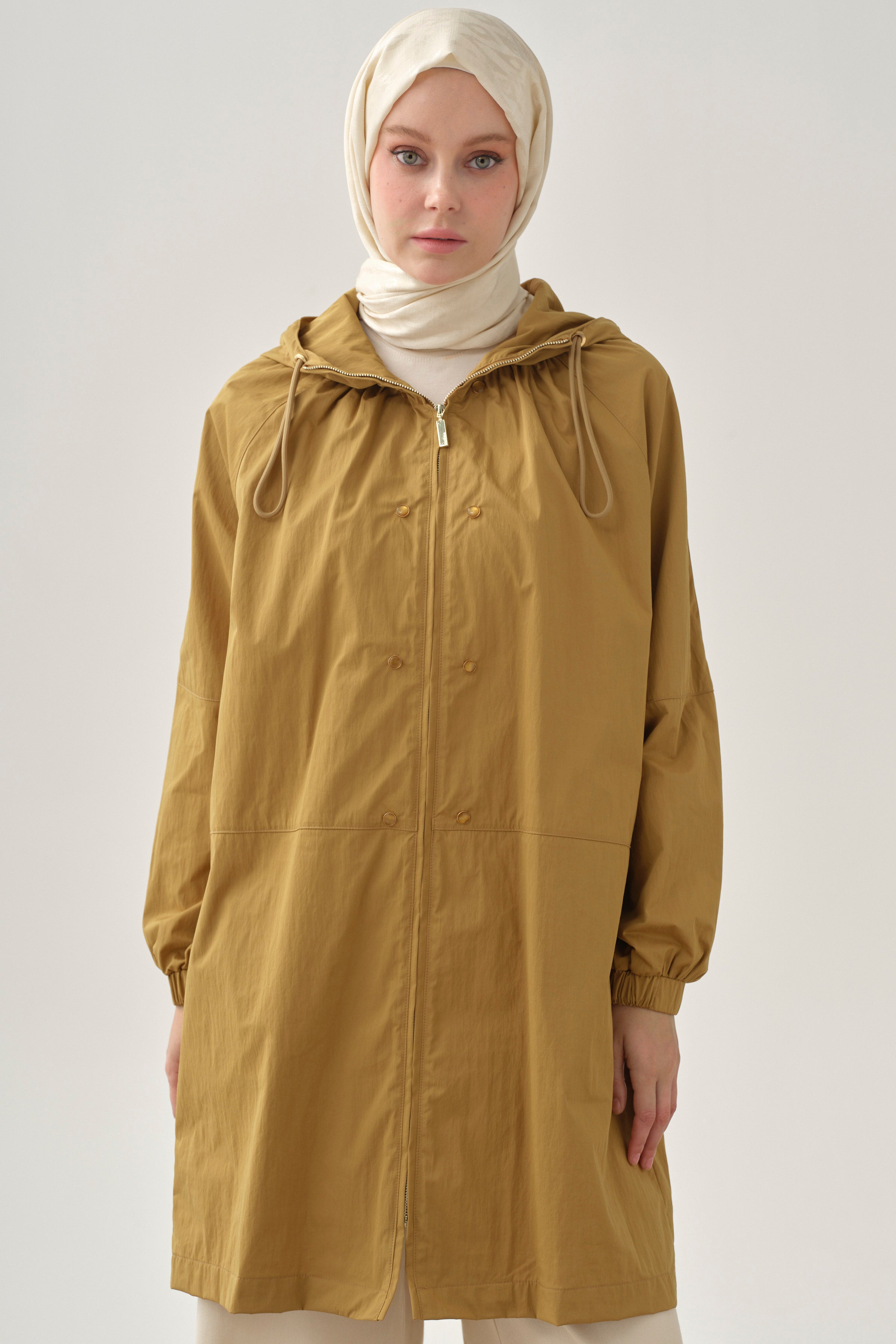 Büzgülü Fermuar Kapamalı Yağmurluk - Camel TUGBA