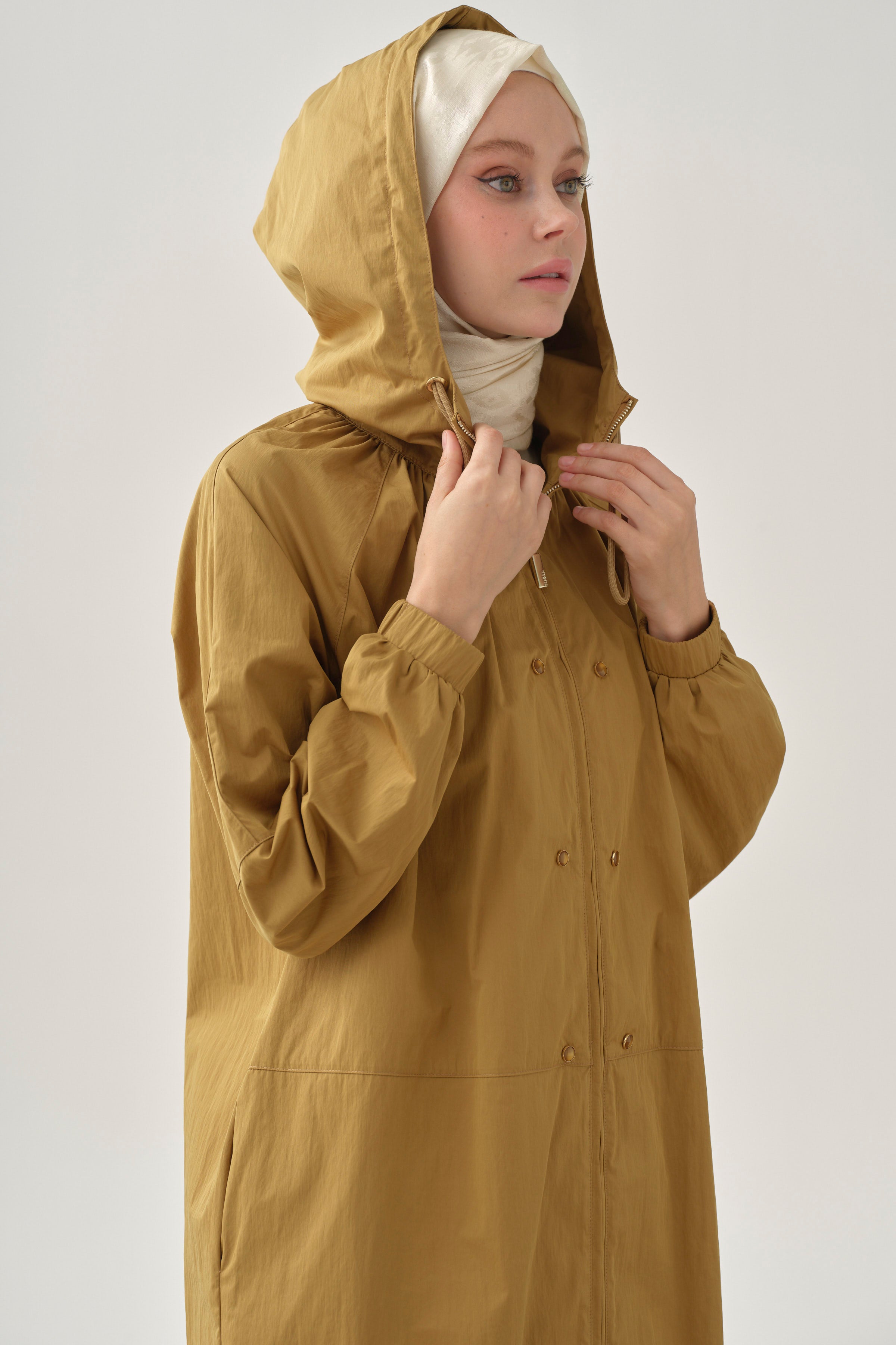 Büzgülü Fermuar Kapamalı Yağmurluk - Camel TUGBA