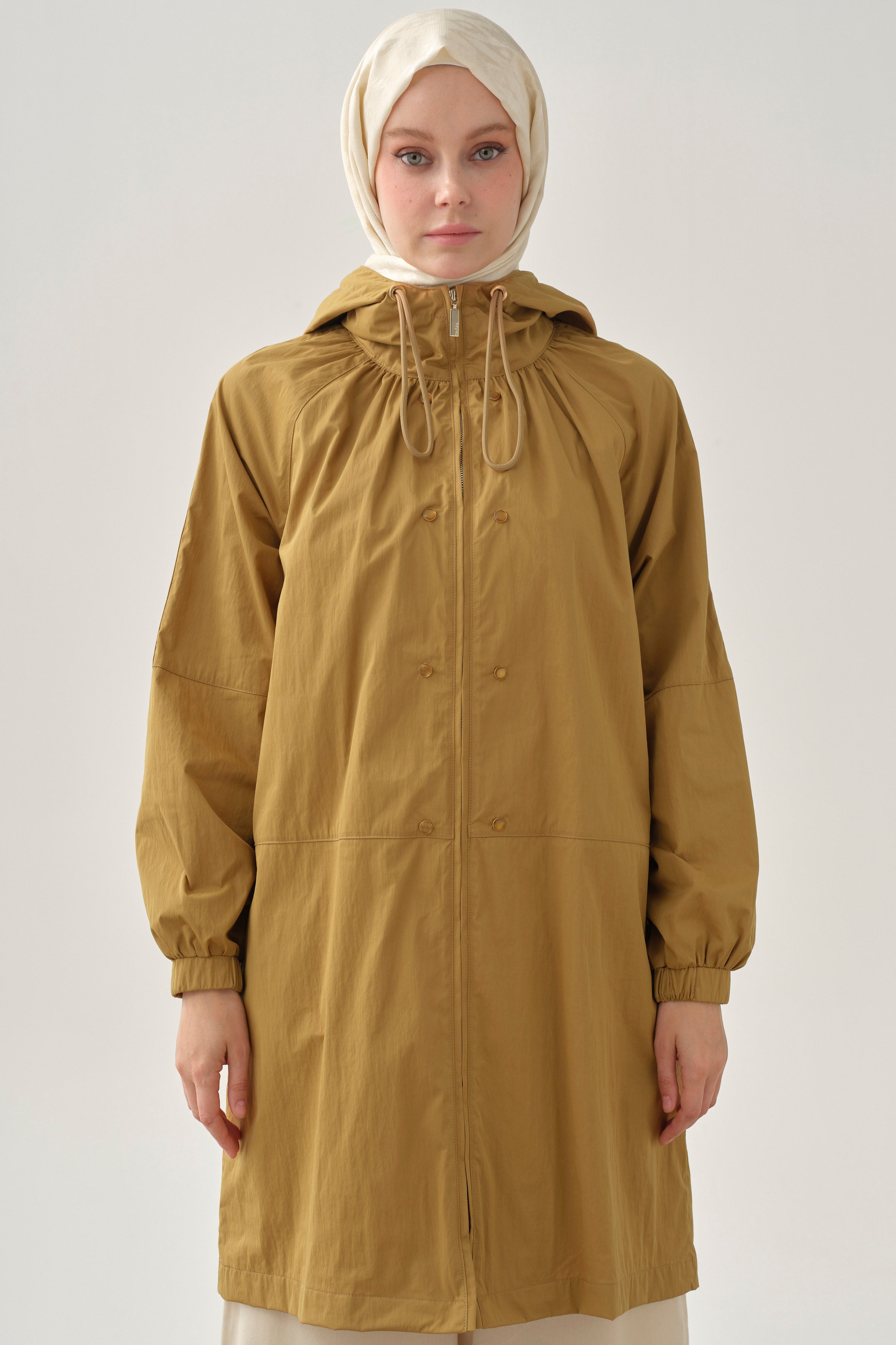 Büzgülü Fermuar Kapamalı Yağmurluk - Camel TUGBA