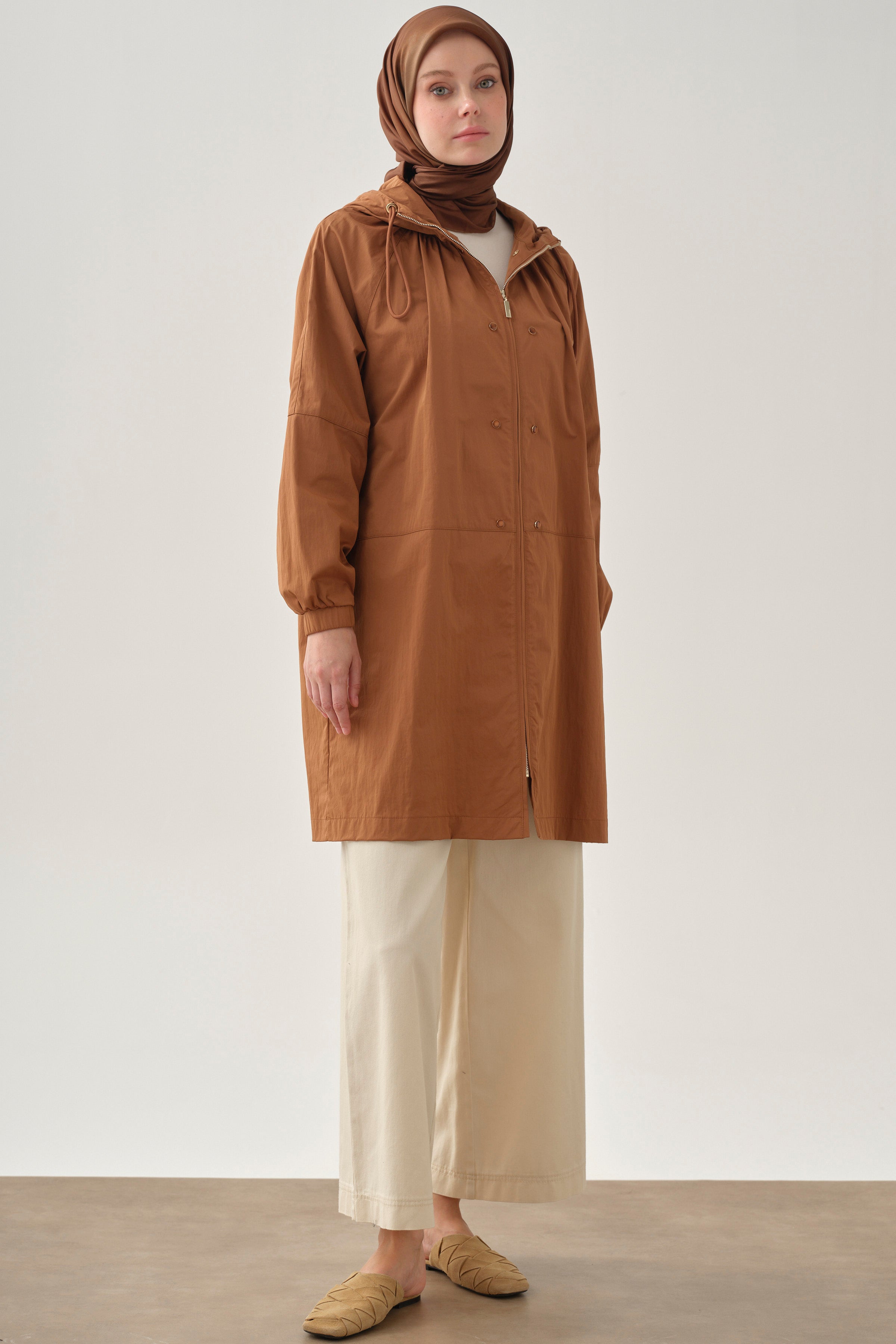 Büzgülü Fermuar Kapamalı Yağmurluk - Kahve TUGBA