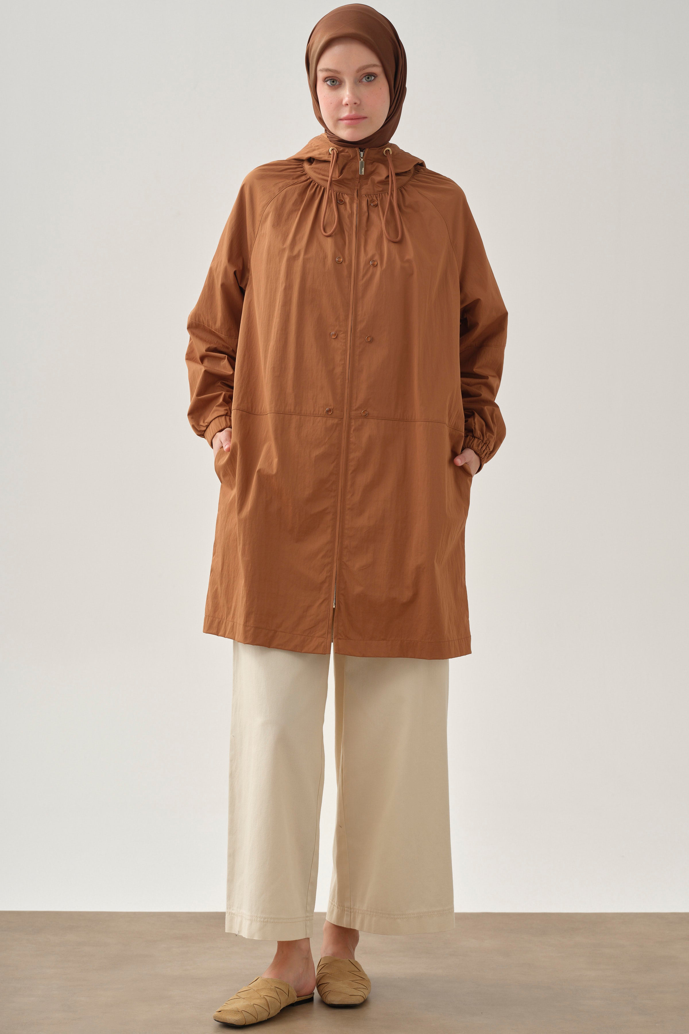 Büzgülü Fermuar Kapamalı Yağmurluk - Kahve TUGBA
