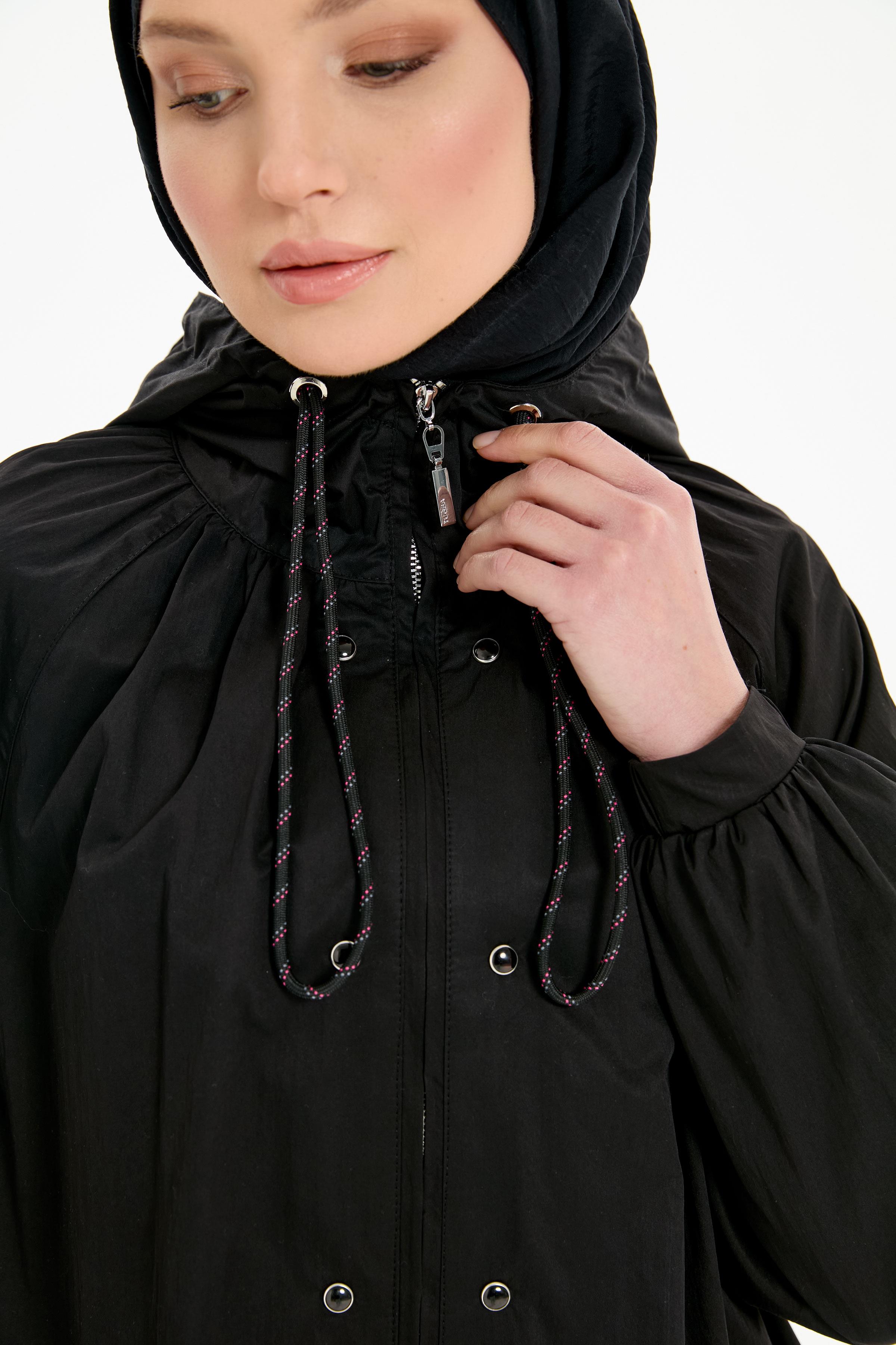 Büzgülü Fermuar Kapamalı Yağmurluk - Siyah TUGBA