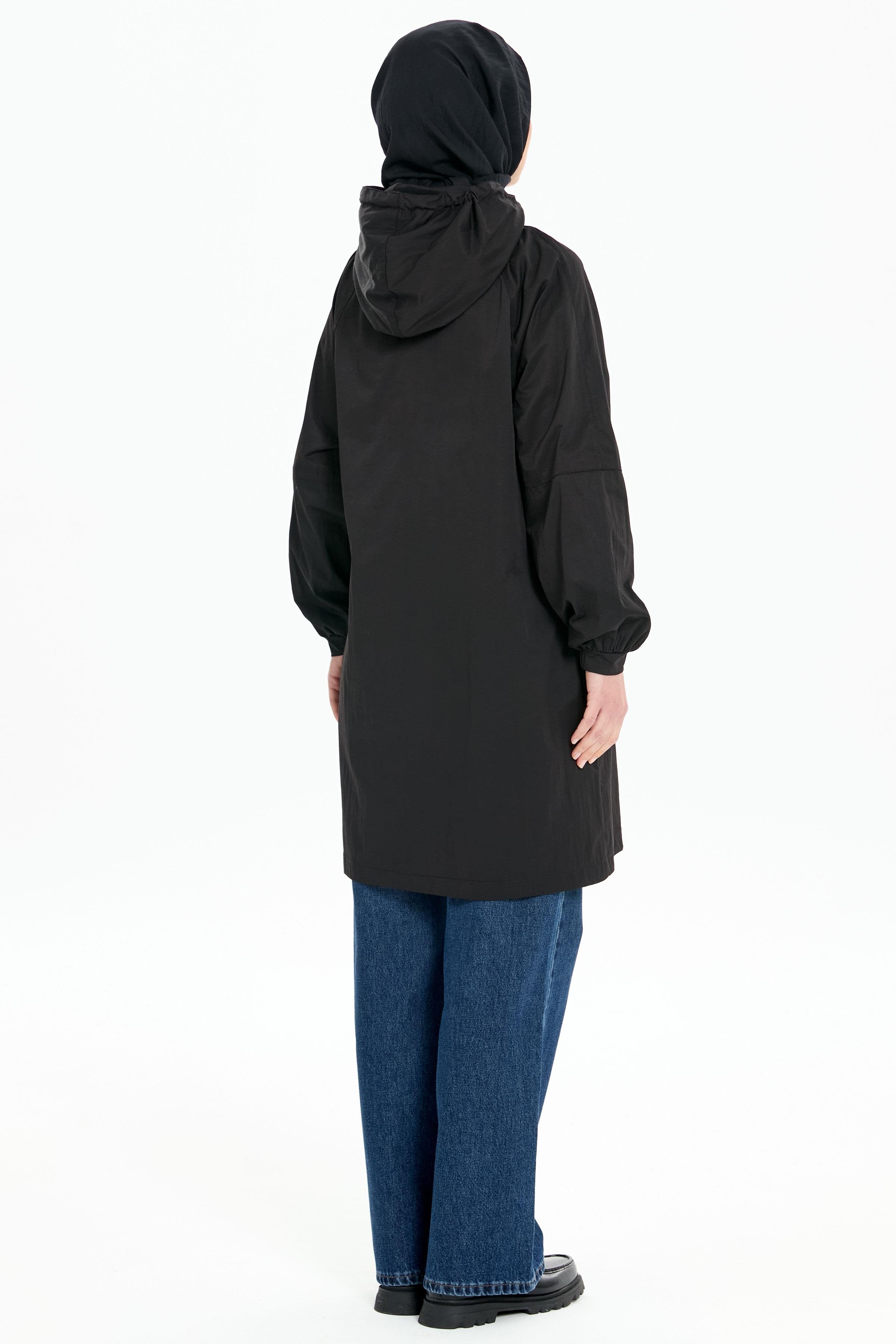 Büzgülü Fermuar Kapamalı Yağmurluk - Siyah TUGBA