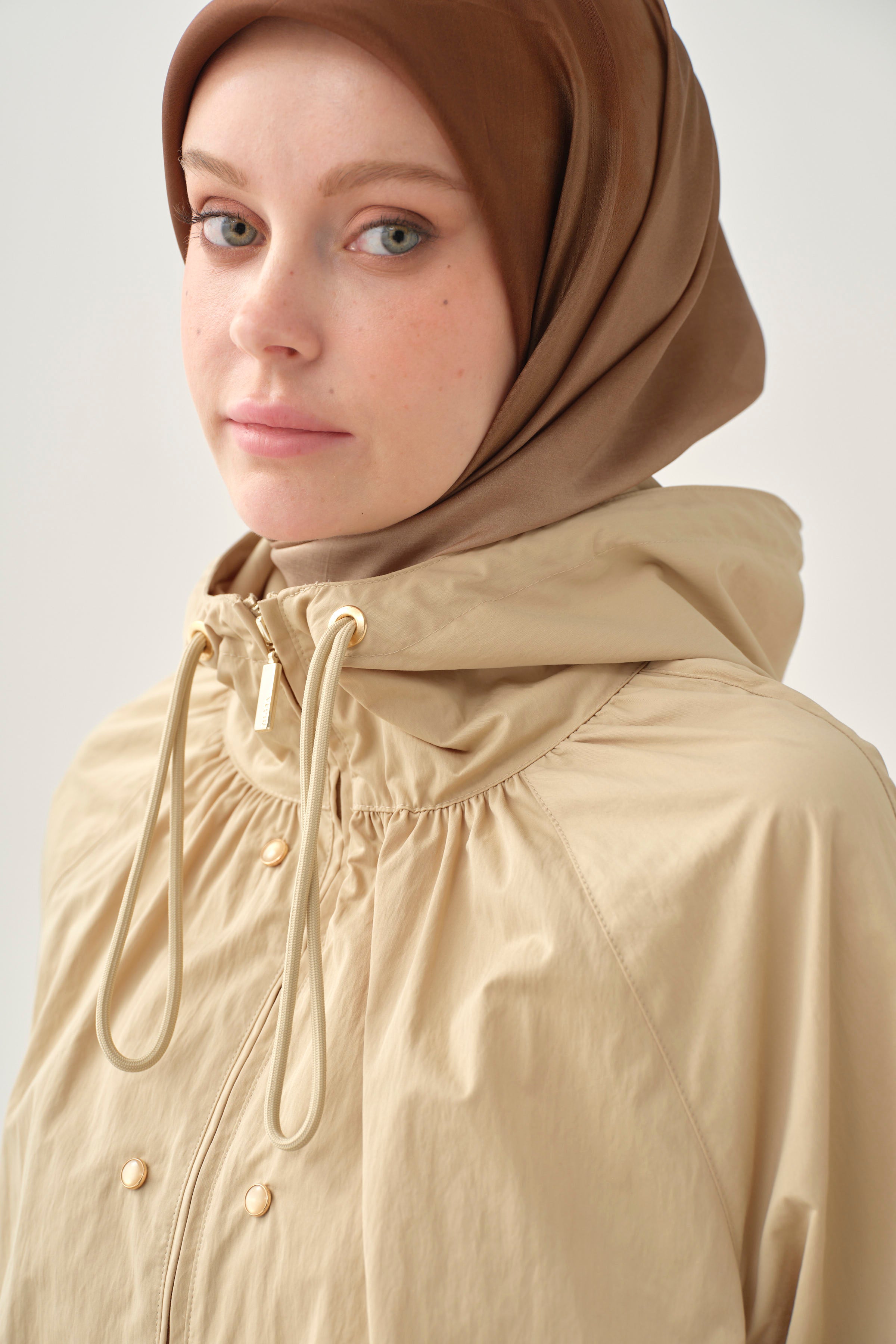 Büzgülü Fermuar Kapamalı Yağmurluk - Taş TUGBA