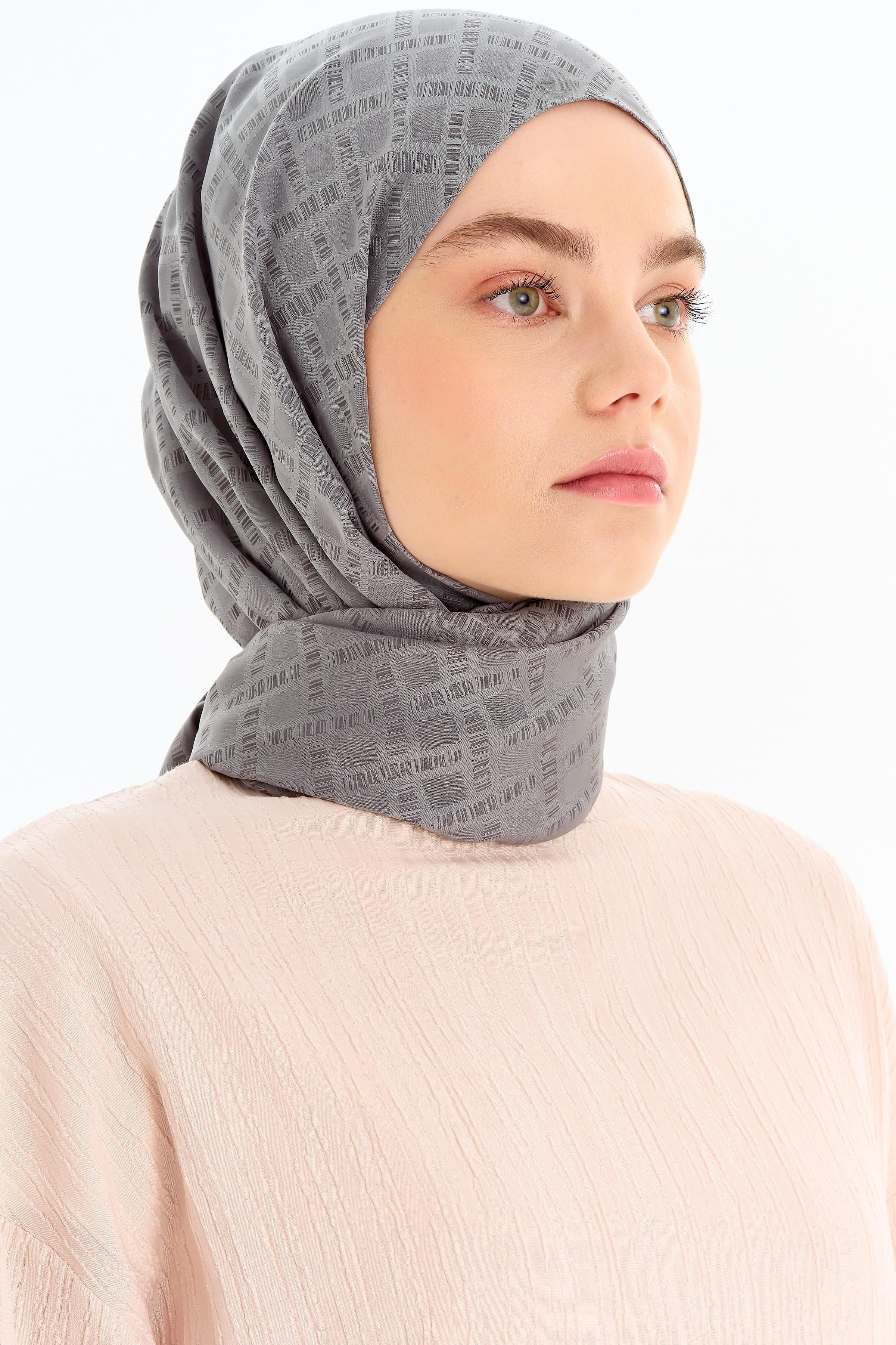 Kare Desen Capri Şal - Koyu Gri TUGBA