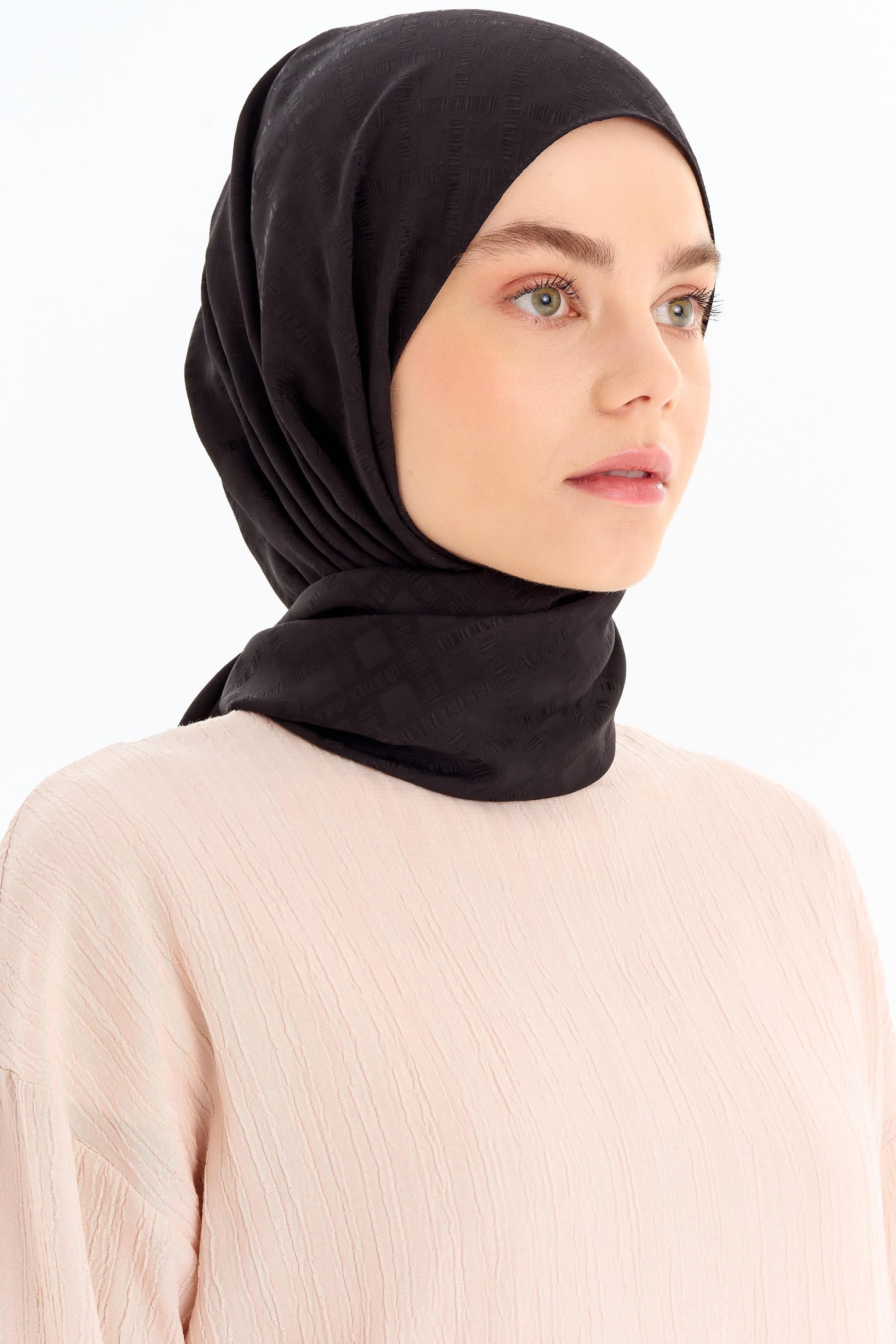 Kare Desen Capri Şal - Siyah TUGBA