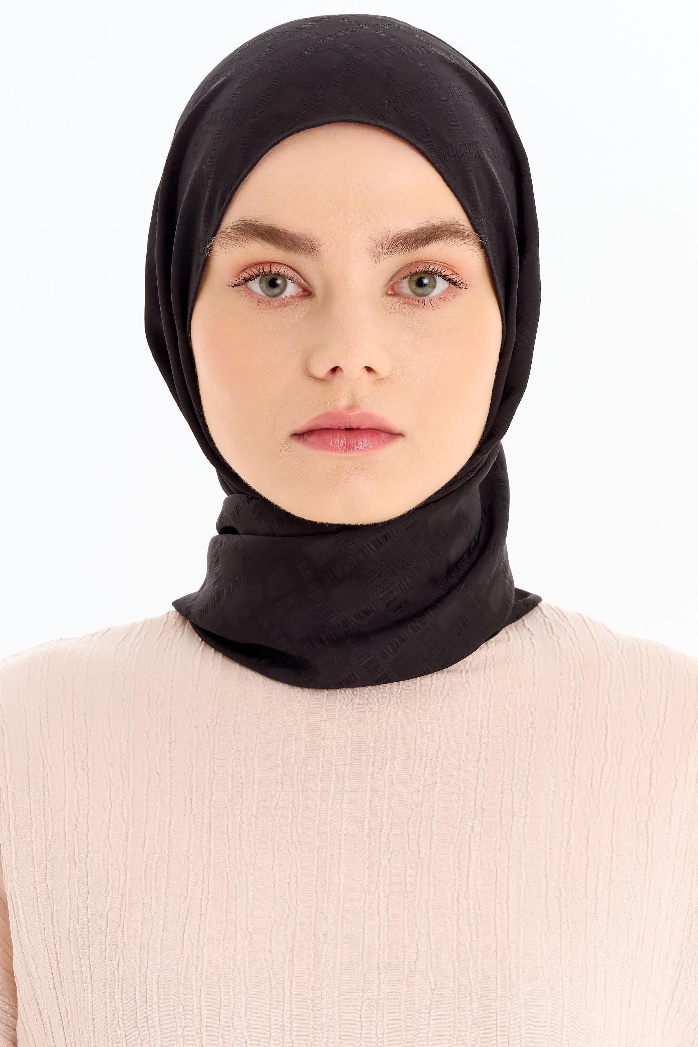 Kare Desen Capri Şal - Siyah TUGBA