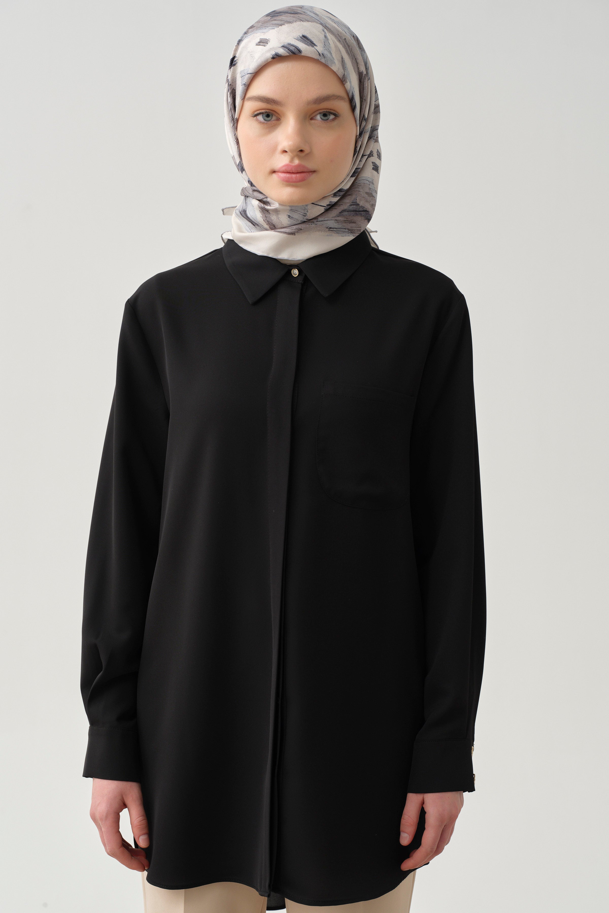 Cepli Düşük Kol Gömlek - Siyah TUGBA