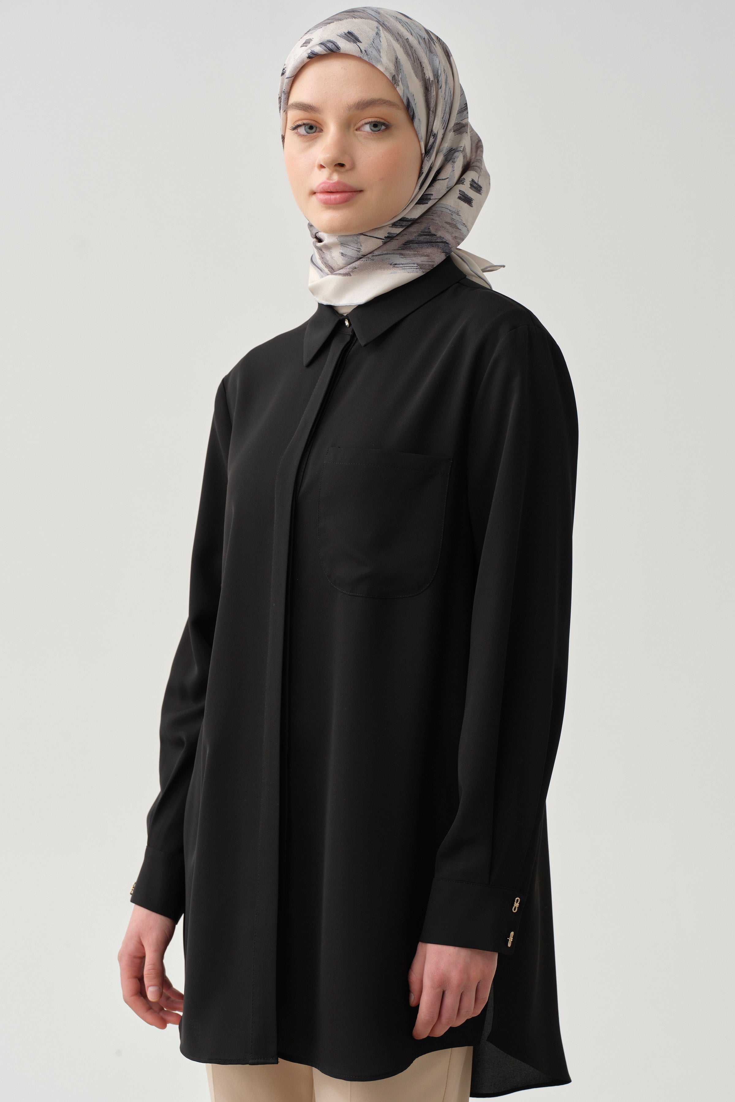 Cepli Düşük Kol Gömlek - Siyah TUGBA