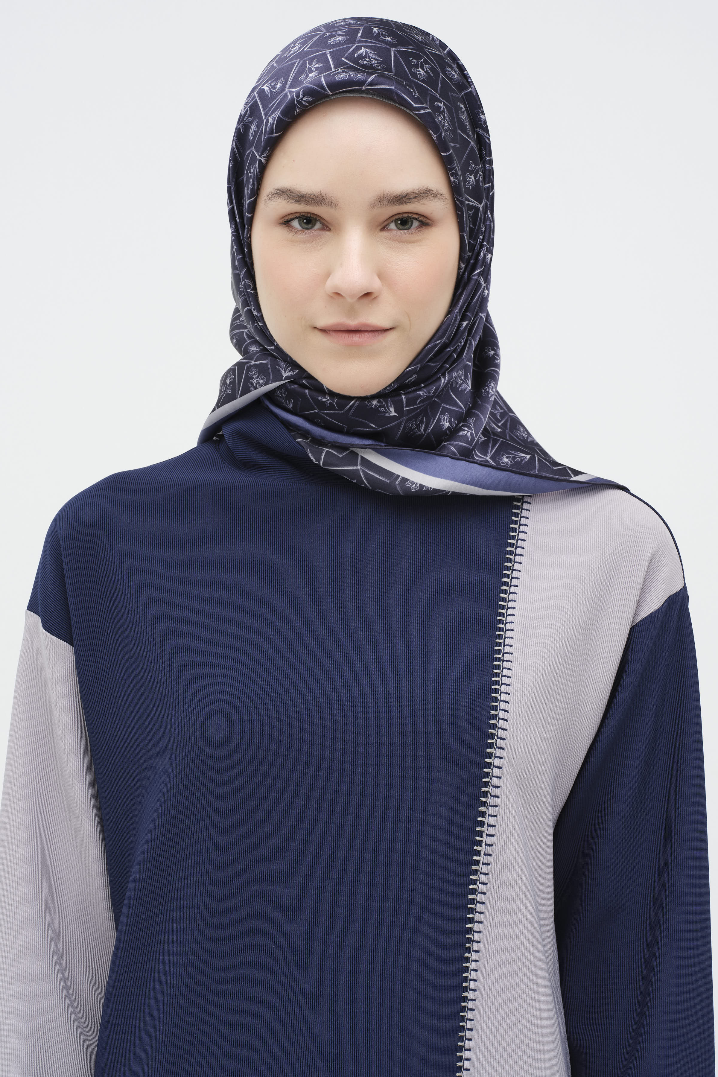 Çerçeveli Sura İpek Eşarp - Lacivert TUGBA