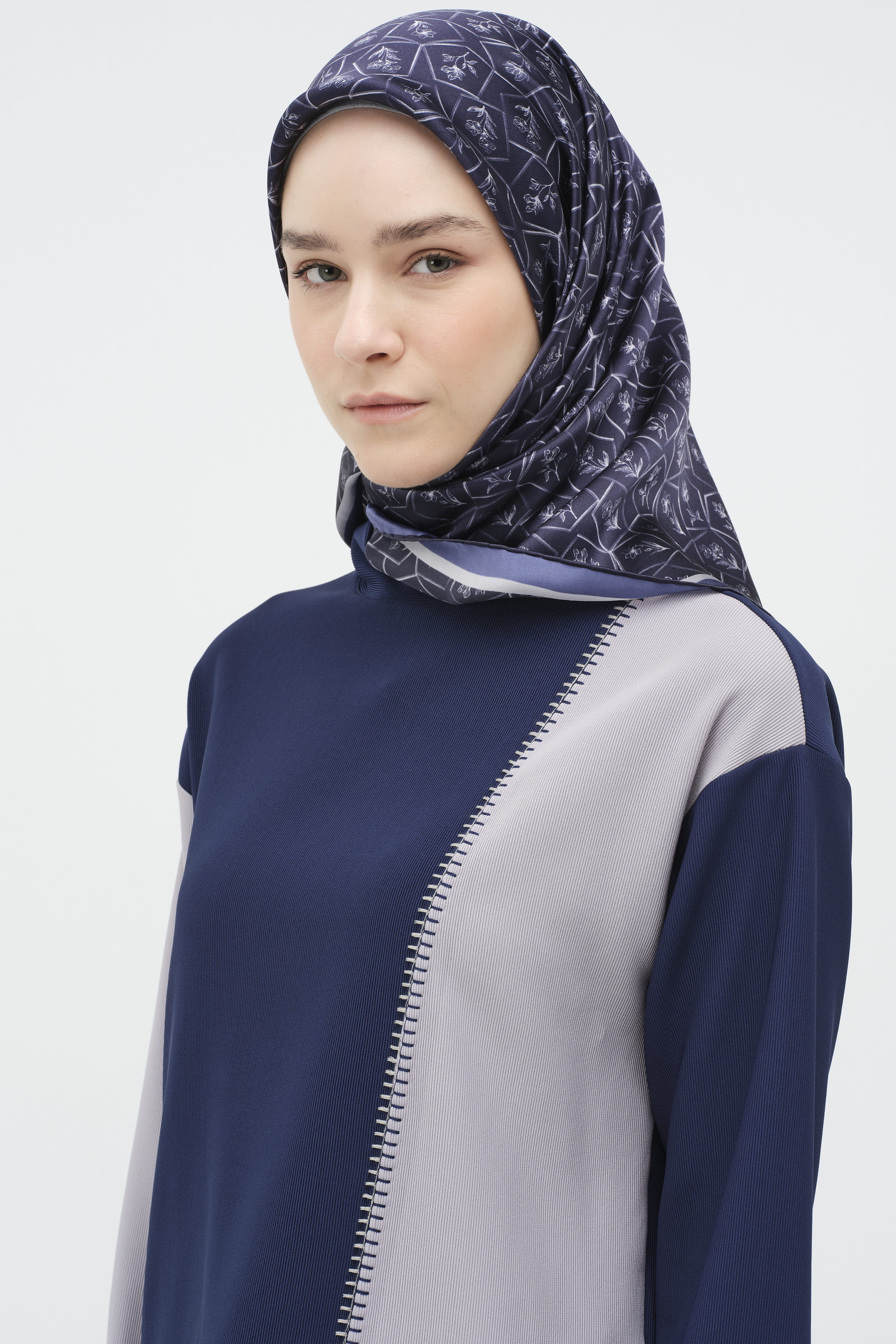 Çerçeveli Sura İpek Eşarp - Lacivert TUGBA