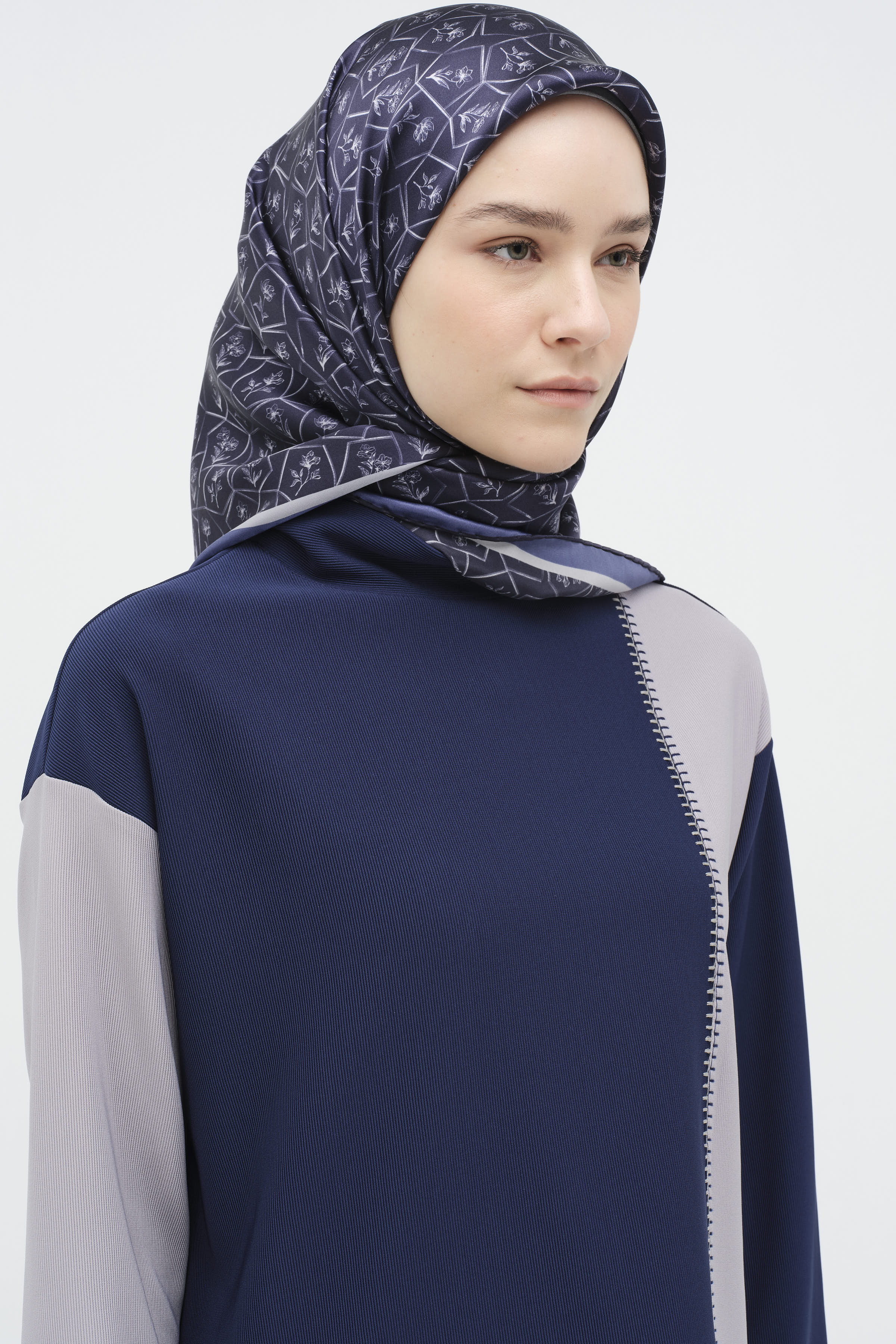 Çerçeveli Sura İpek Eşarp - Lacivert TUGBA