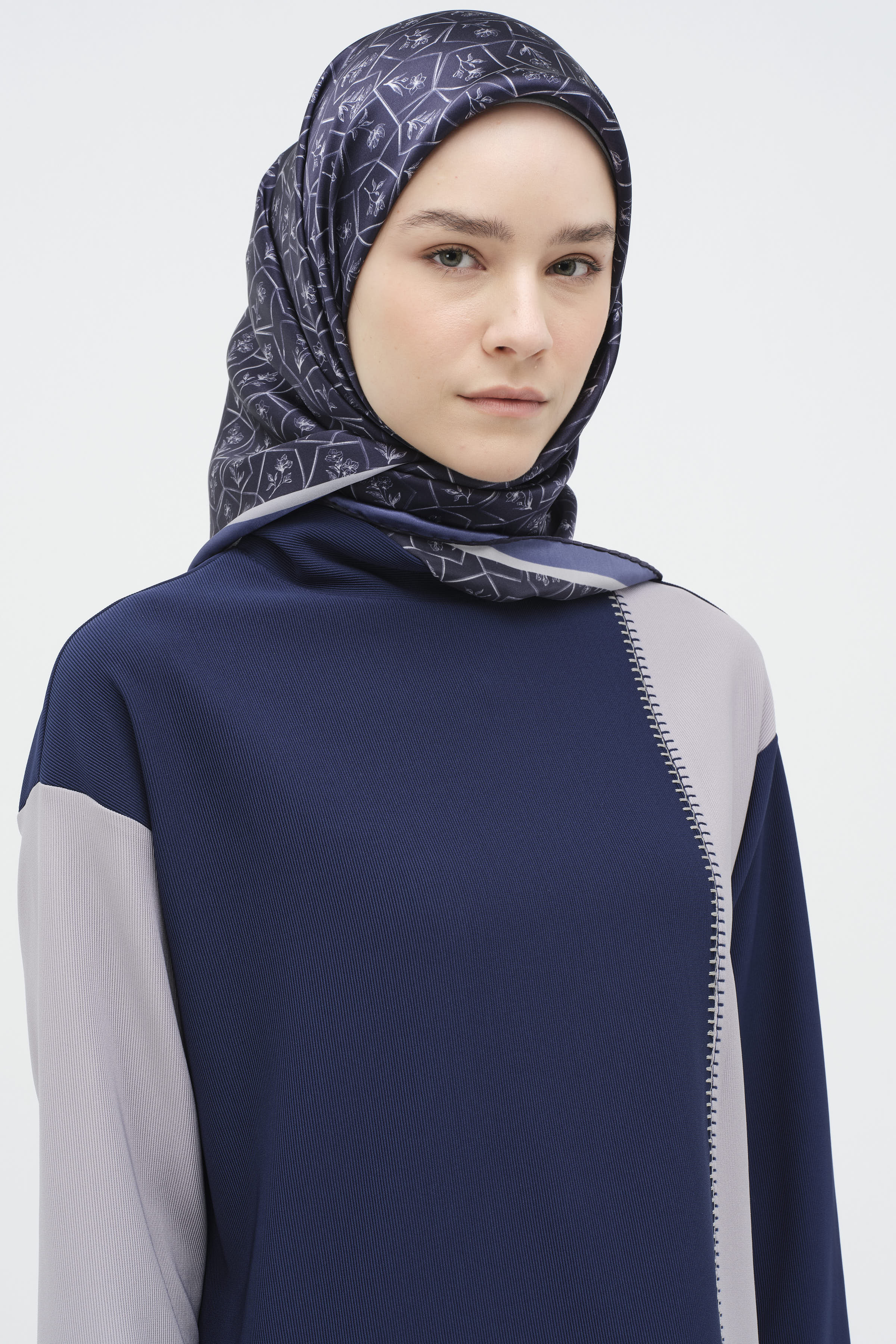 Çerçeveli Sura İpek Eşarp - Lacivert TUGBA