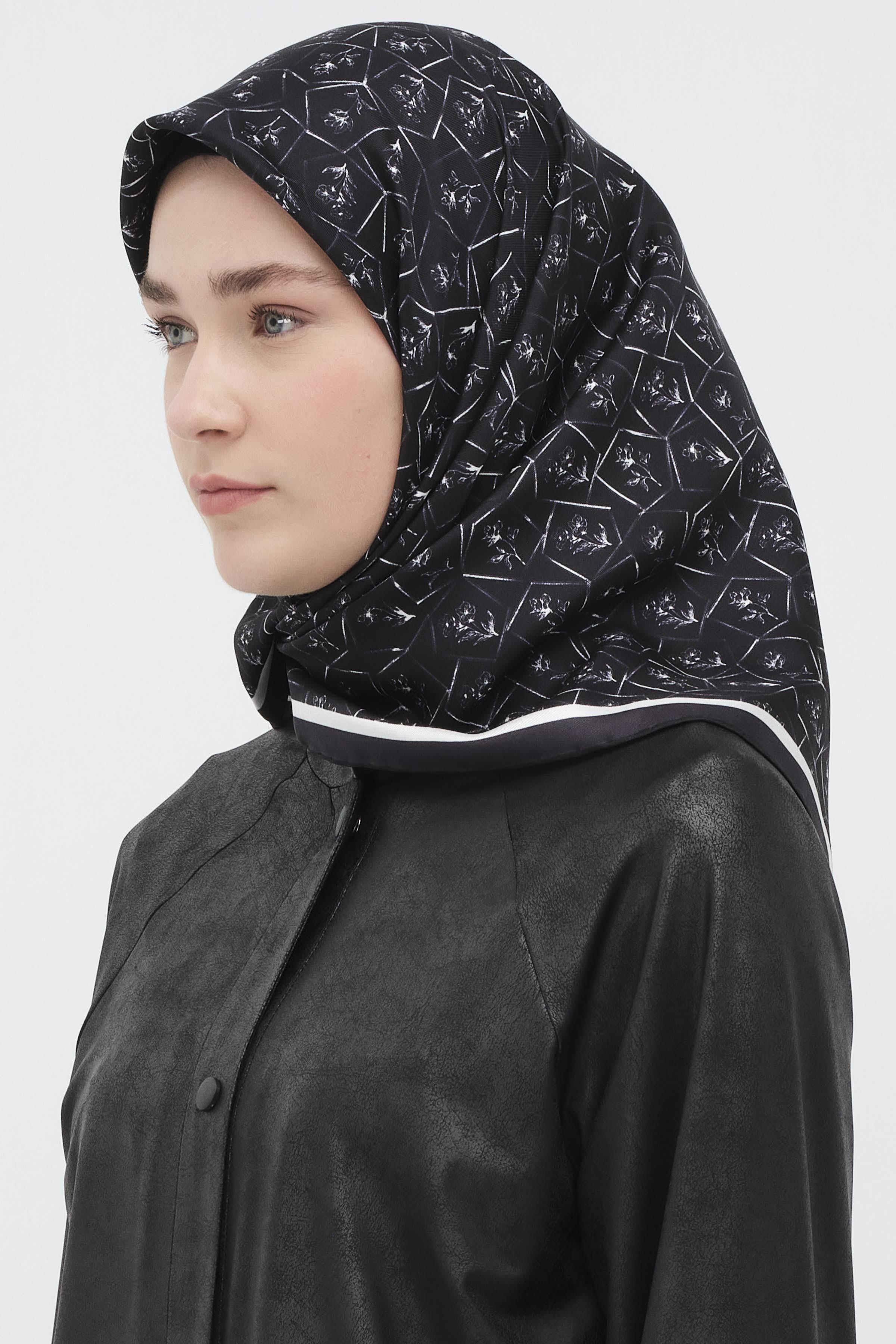 Çerçeveli Sura İpek Eşarp - Siyah TUGBA