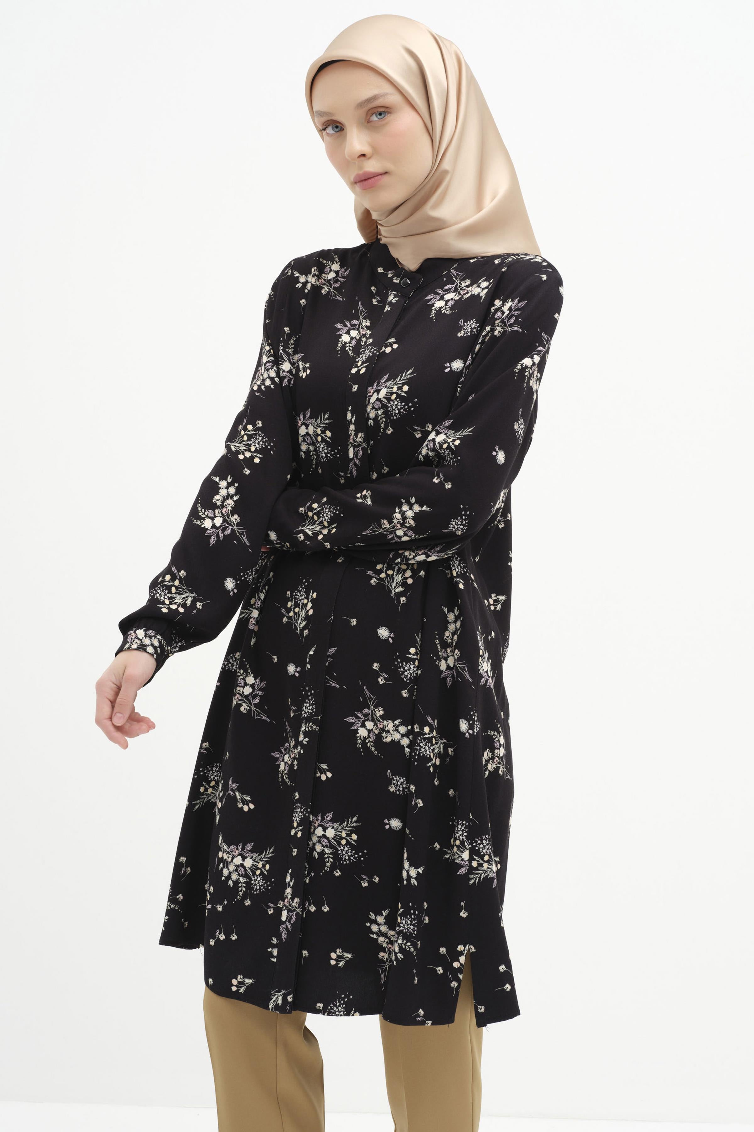 Çiçek Desenli Hakim Yaka Tunik - Siyah TUGBA