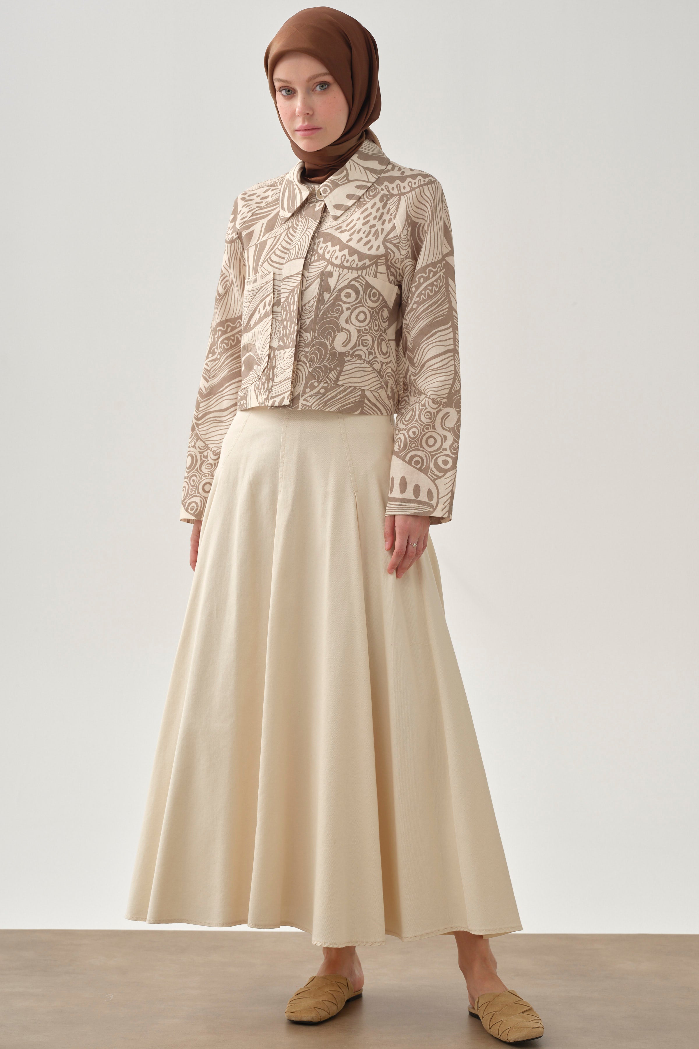 Crop Ceketli İnce Pile Detaylı Etekli Takım - Vizon TUGBA