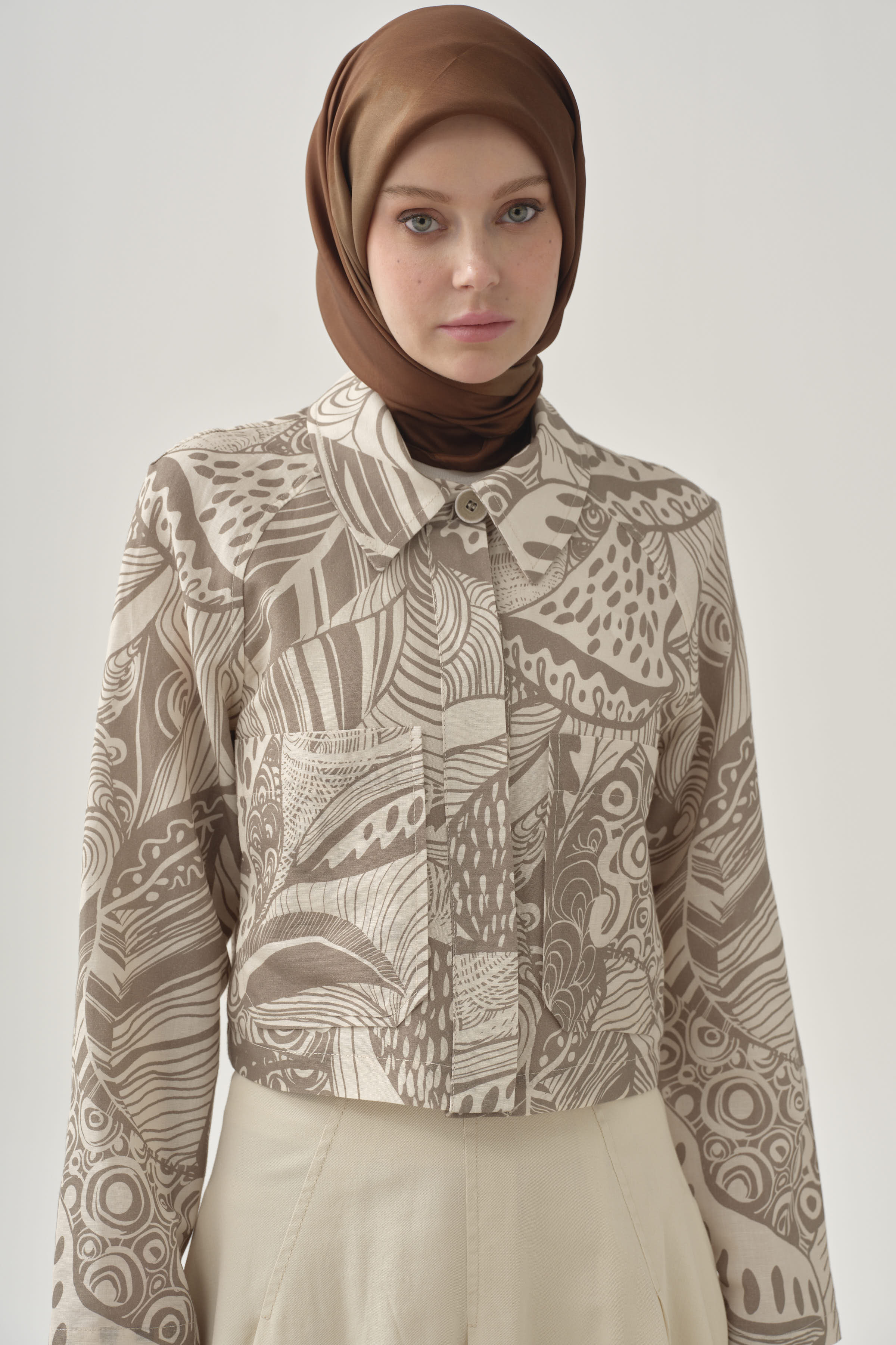 Crop Ceketli İnce Pile Detaylı Etekli Takım - Vizon TUGBA