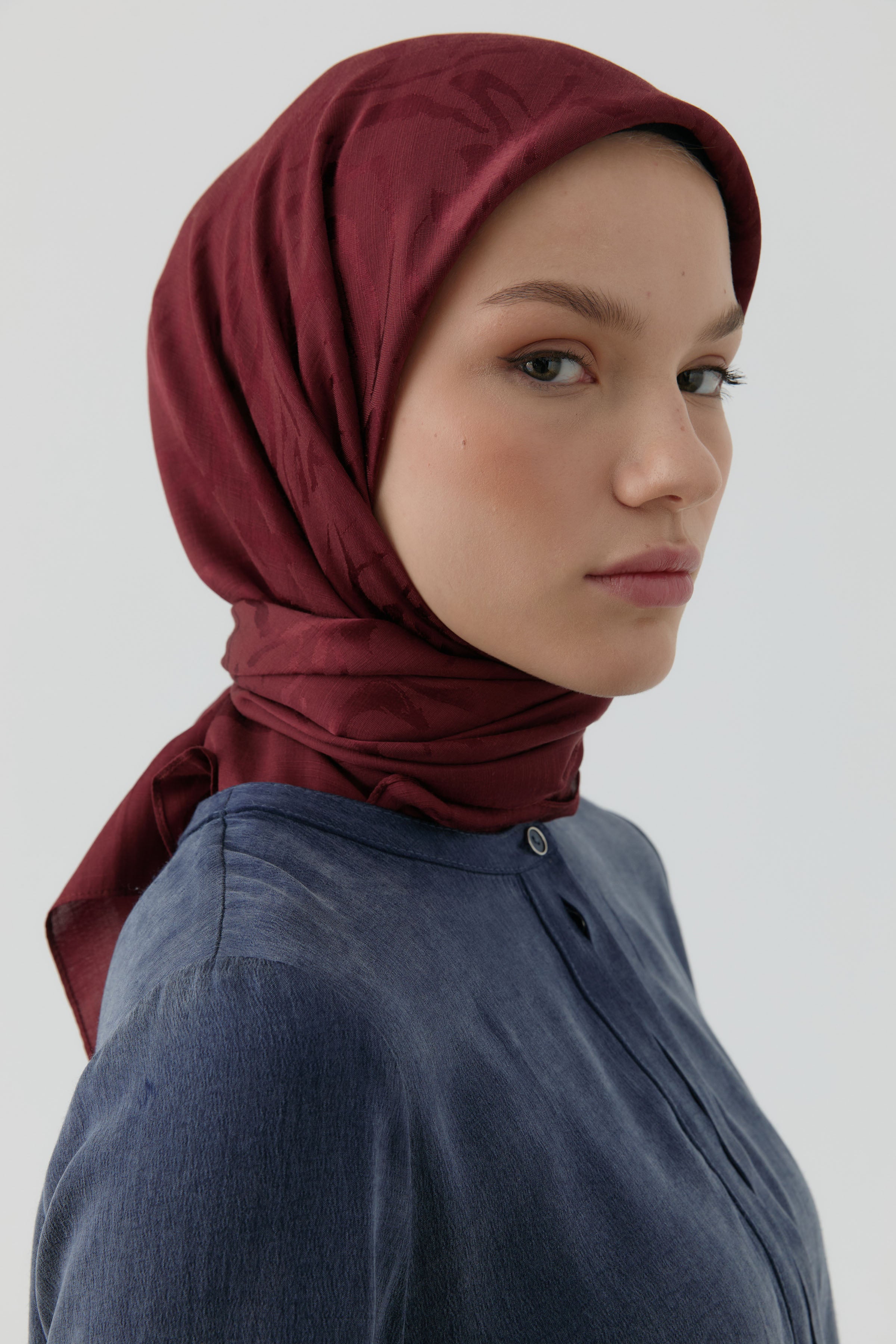 Dalgalı Nida Naturel Eşarp - Bordo TUGBA