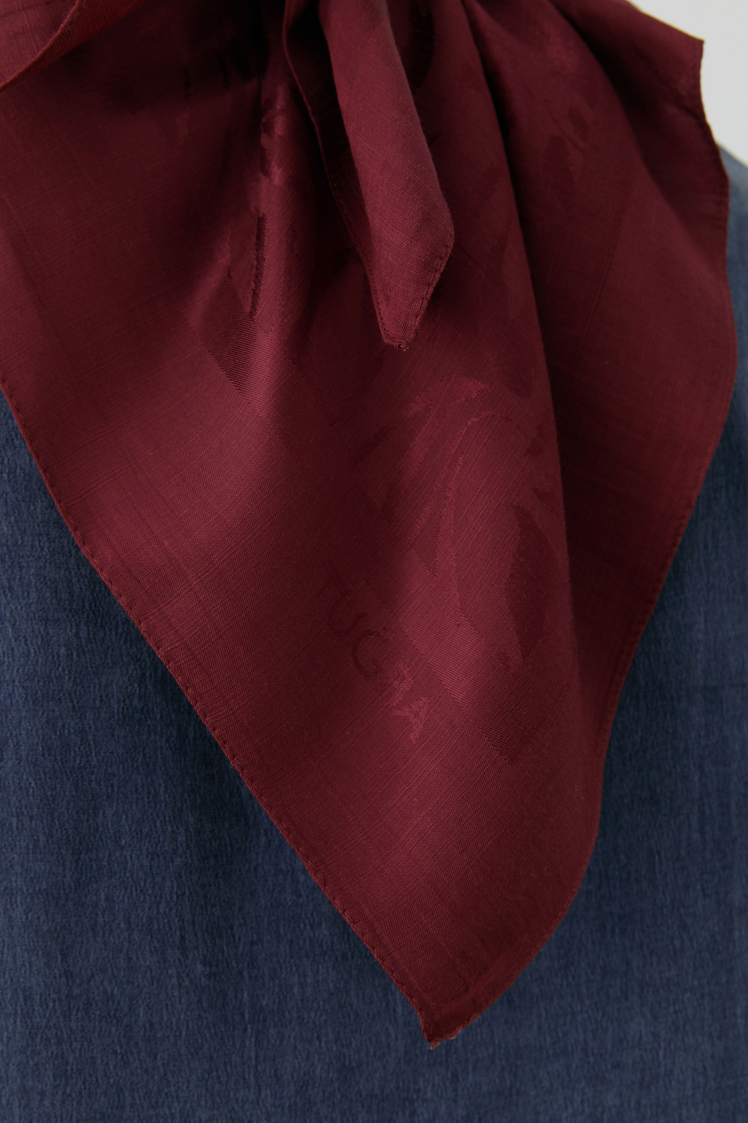 Dalgalı Nida Naturel Eşarp - Bordo TUGBA