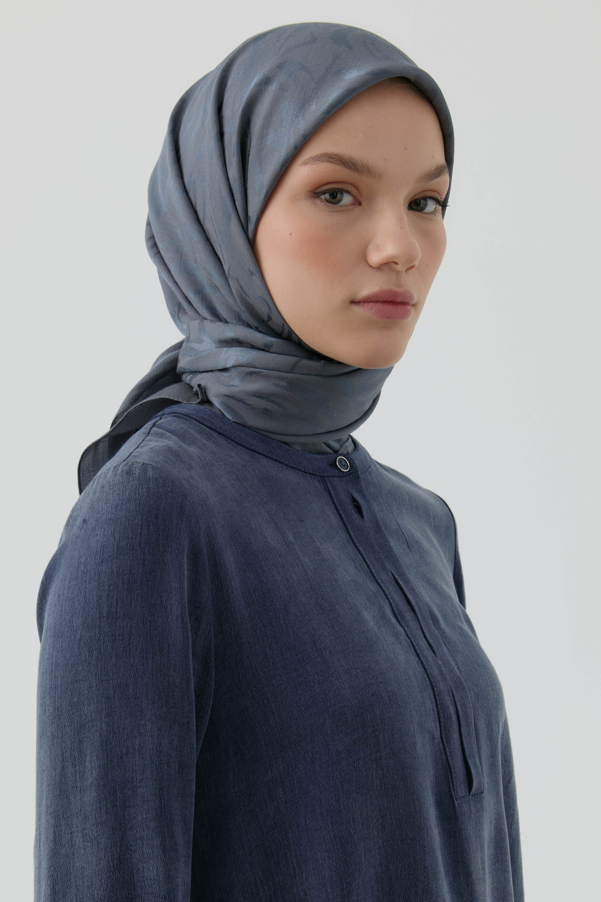 Dalgalı Nida Naturel Eşarp - Füme TUGBA