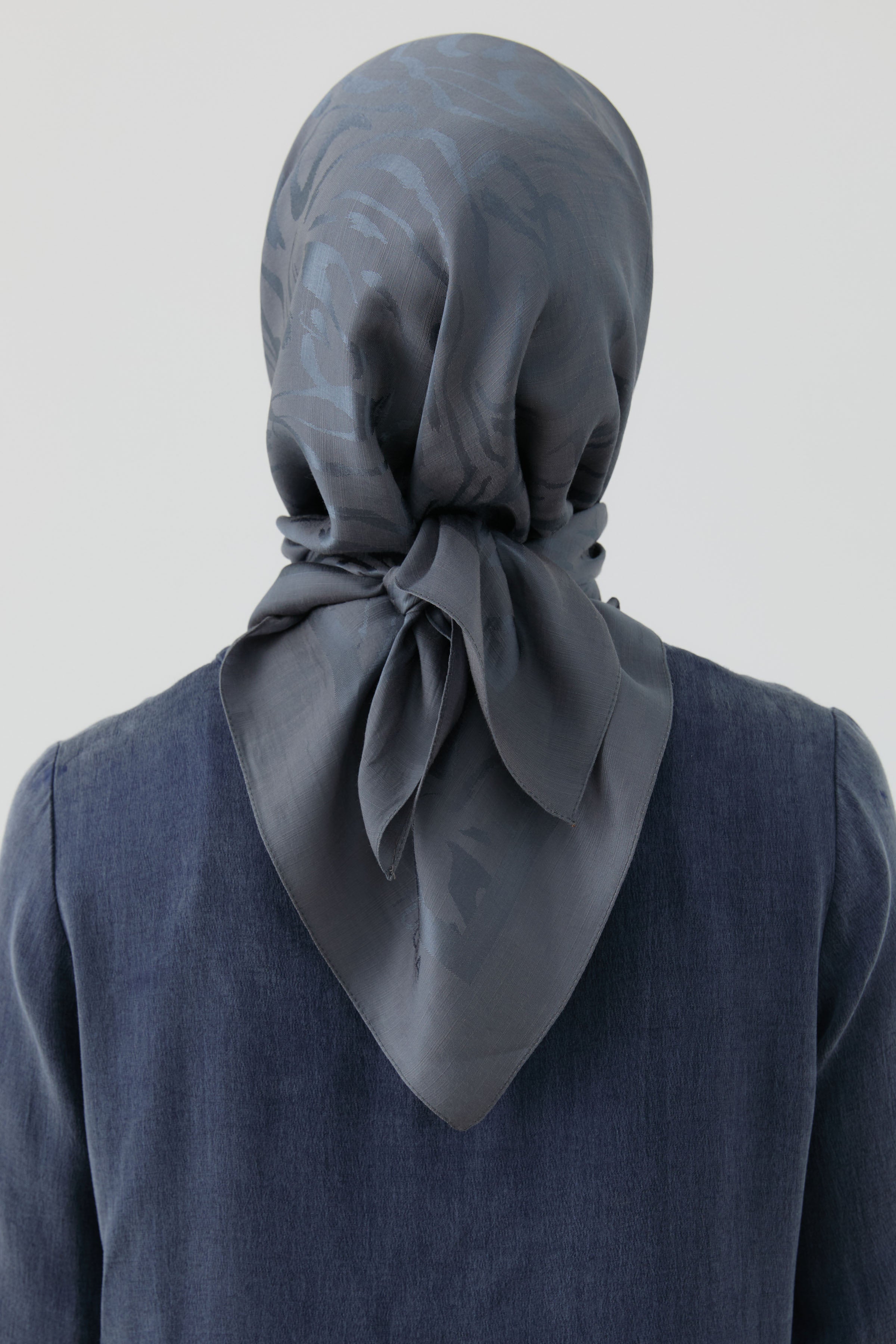 Dalgalı Nida Naturel Eşarp - Füme TUGBA