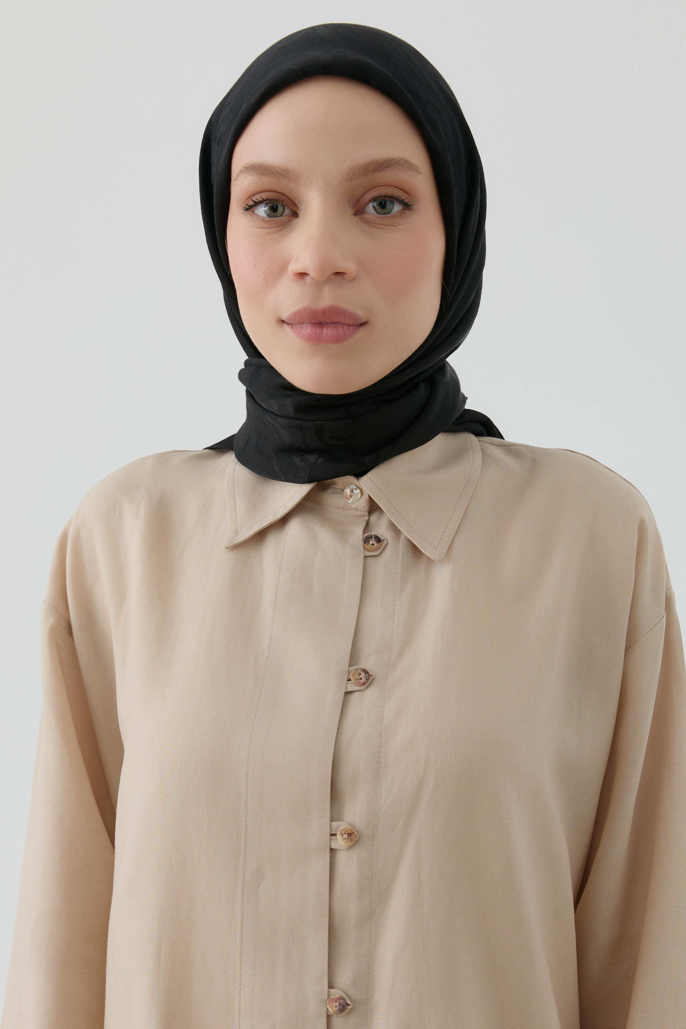 Dalgalı Nida Naturel Eşarp - Siyah TUGBA