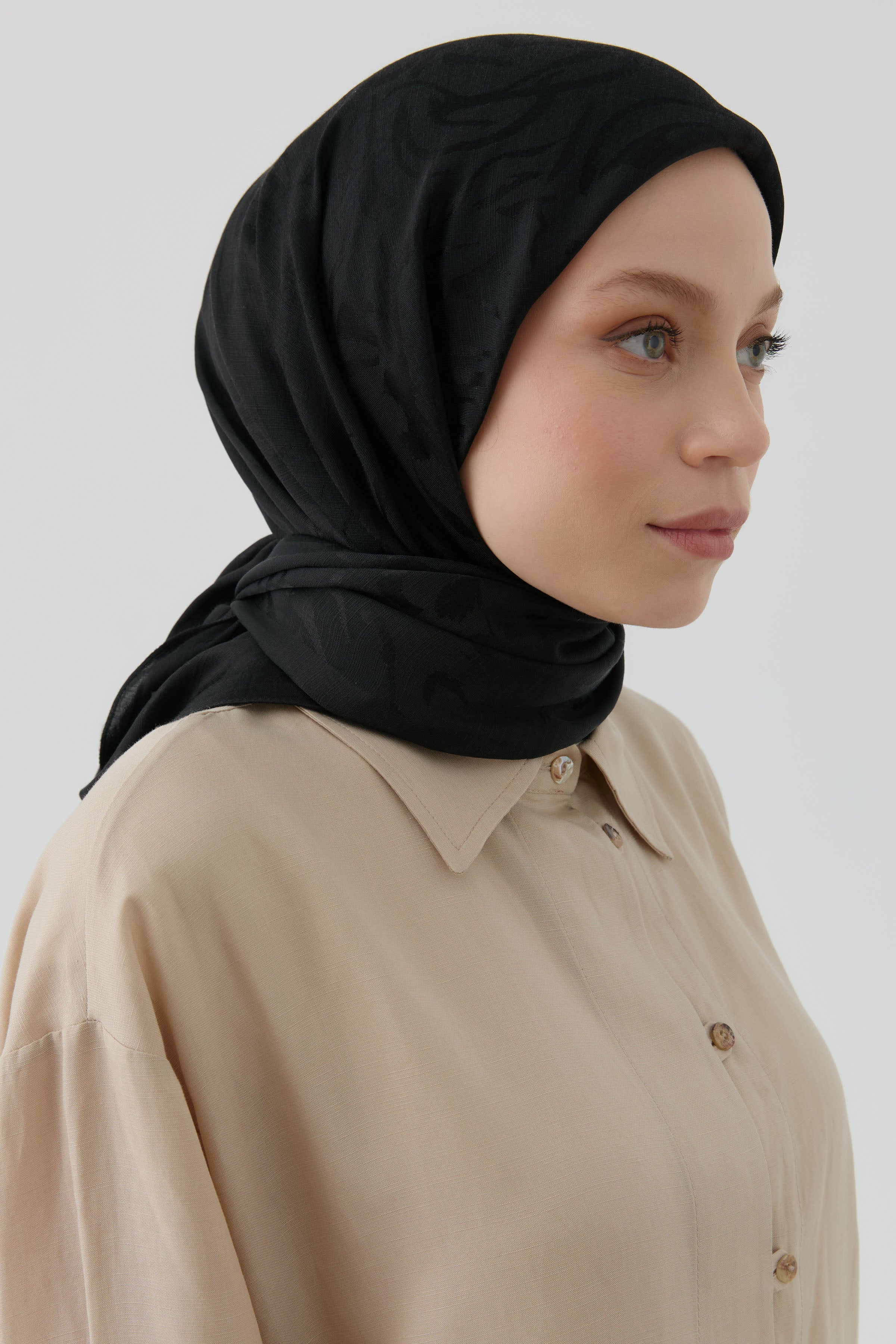 Dalgalı Nida Naturel Eşarp - Siyah TUGBA