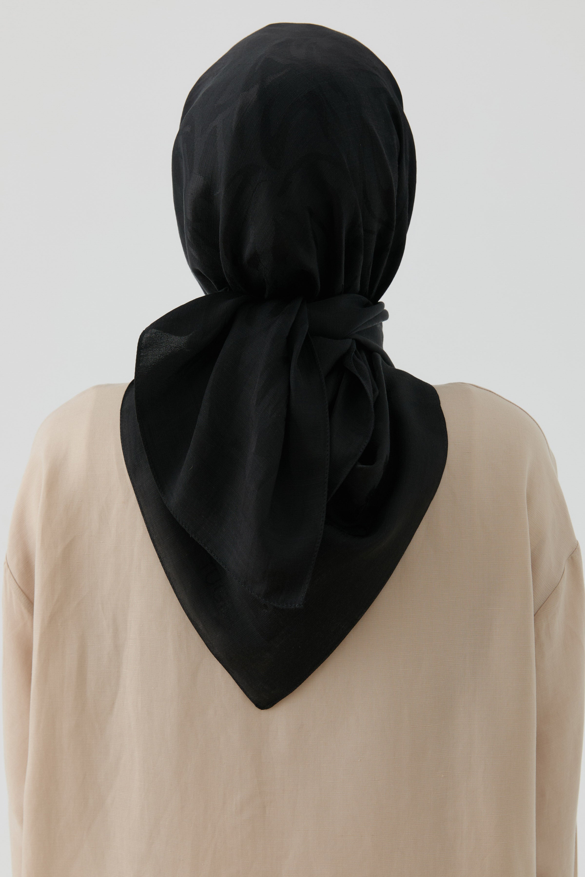 Dalgalı Nida Naturel Eşarp - Siyah TUGBA