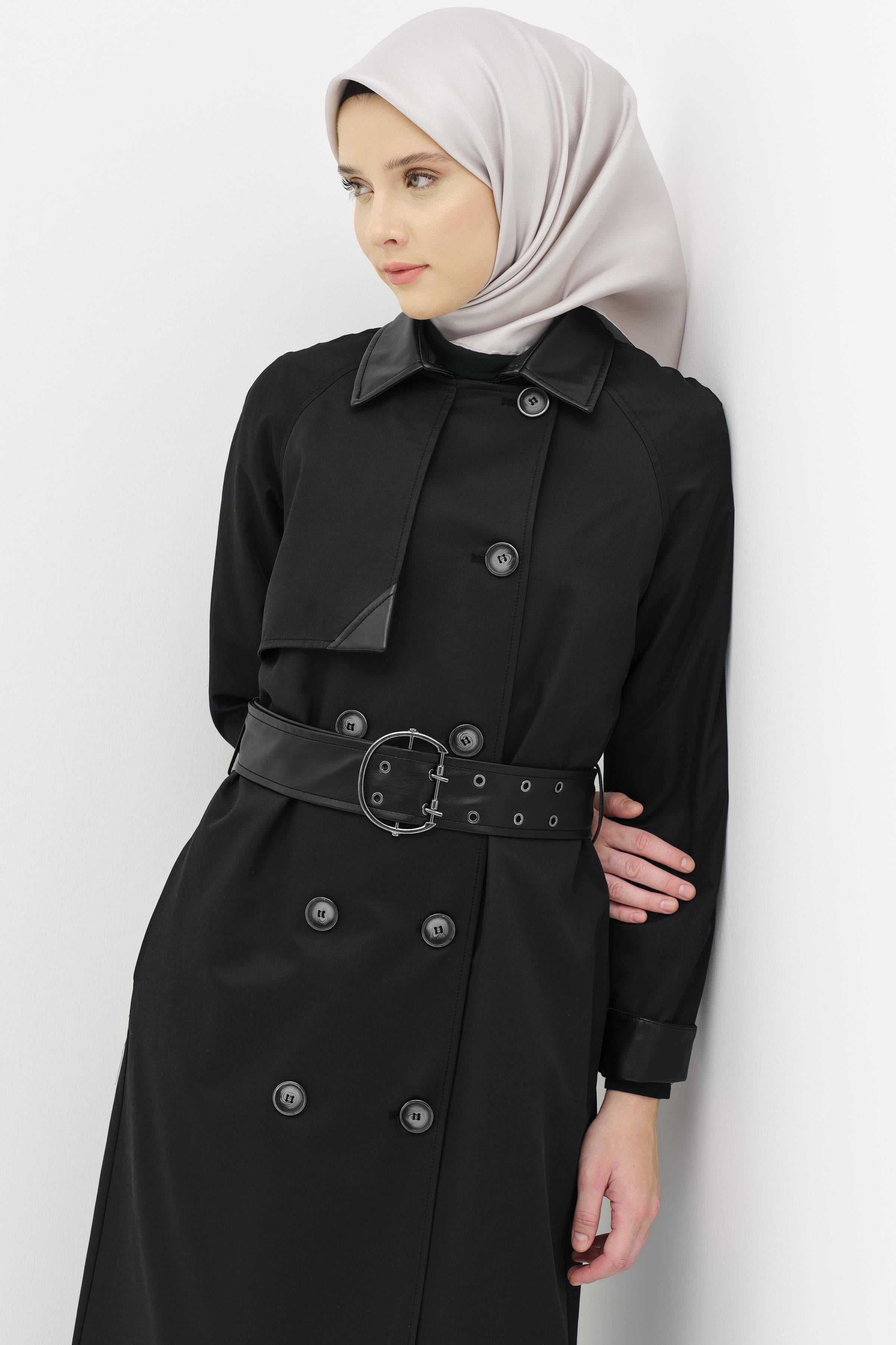 Deri Garnili Kuşgözlü Kemer Detaylı Trençkot - Siyah TUGBA